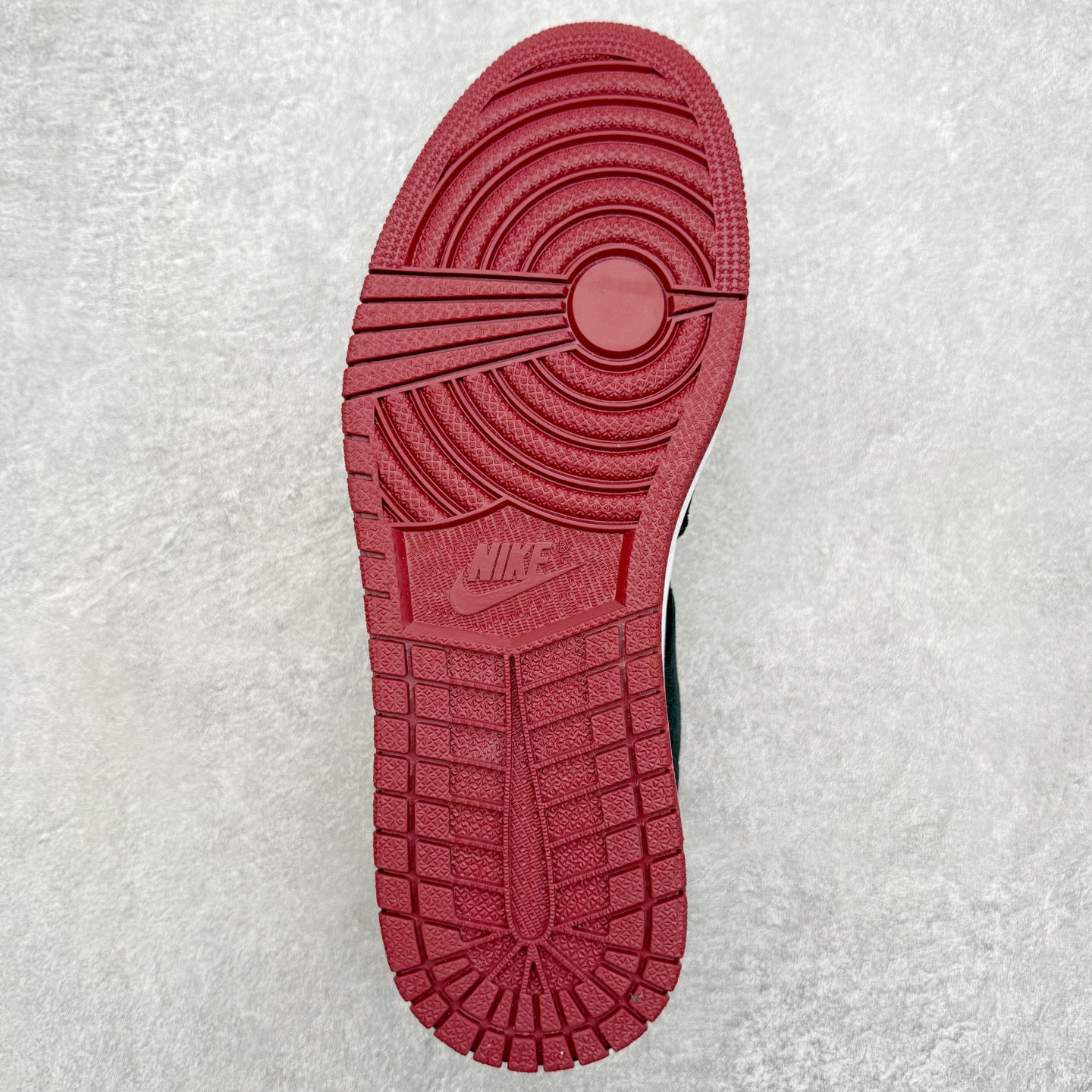 图片[9]-＃K版 Air Jordan AJ1 Low 低帮 FZ3242-001 全新流水线出品 DT版本唯一平替选择 市场第二梯队最强版 全部原鞋开发 原楦原纸板开发 全鞋电脑针车 原厂内置全掌气垫 原盒内在原标 唯一Zp原版鞋带绑法 免检产品 全新2022版型 全头层皮料 完美零毛边处理 原厂配置全掌气垫 价格定位良心 几十个配色陆续出货 实拍调校N版已经零色差零失真 百分百还原实物色彩所见即所得 不存在货不对板色差等低级问题 选购参考实物拍摄 不混卖不参货 只用心做好货严格选品 承诺混一赔十 尺码：36 36.5 37.5 38 38.5 39 40 40.5 41 42 42.5 43 44 44.5 45-选品中心