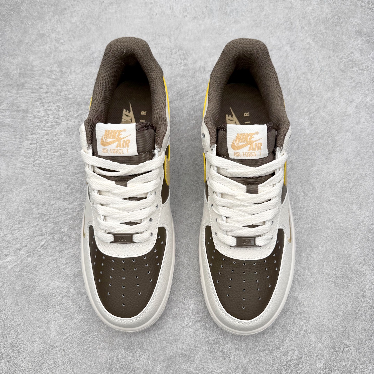 图片[2]-＃XT纯原 NK Air Force 1 Low 空军一号时尚舒适防滑耐磨低帮板鞋 IR0796-030 顶级批次 2022全新楦头鞋型 鱼鳞大底 历时开发三个月 清洁度完美 二维码鞋标 内置芯片及solo气垫 大底高度及其弧度依照正品 钢印 logo刺绣 鞋口弧度 鞋头长度 鞋面冲孔 鞋垫背胶及钢印 完美鞋型对比正品 每一处都是细节满满 柔软、弹性十足的缓震性能和出色的中底设计 横跨复古与现代的外型结合 造就出风靡全球 三十多年的Force 1 直到今天还深受青睐 实拍调校N版已经零色差零失真 百分百还原实物色彩所见即所得 不存在货不对板色差等低级问题 选购参考实物拍摄 不混卖不参货 只用心做好货严格选品 承诺混一赔十 尺码：36 36.5 37.5 38 38.5 39 40 40.5 41 42 42.5 43 44 44.5 45-选品中心