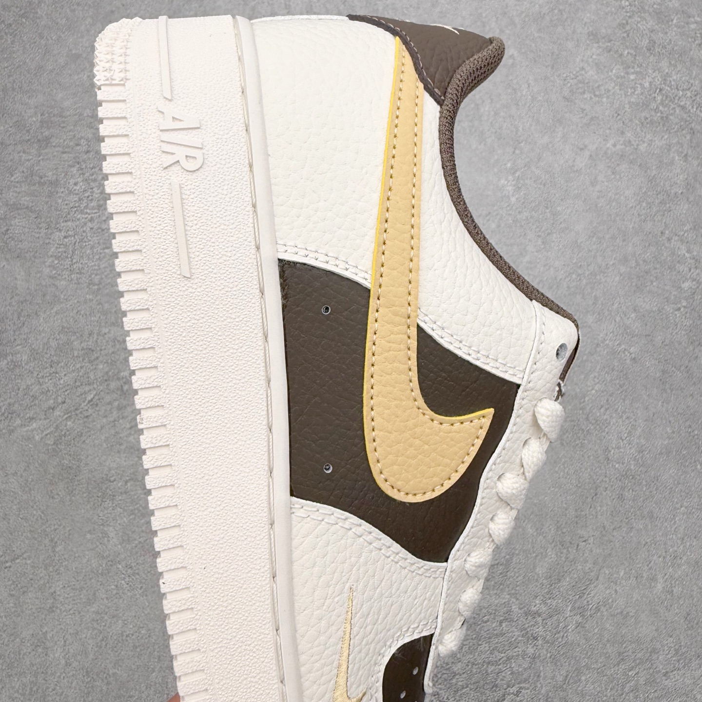 图片[6]-＃XT纯原 NK Air Force 1 Low 空军一号时尚舒适防滑耐磨低帮板鞋 IR0796-030 顶级批次 2022全新楦头鞋型 鱼鳞大底 历时开发三个月 清洁度完美 二维码鞋标 内置芯片及solo气垫 大底高度及其弧度依照正品 钢印 logo刺绣 鞋口弧度 鞋头长度 鞋面冲孔 鞋垫背胶及钢印 完美鞋型对比正品 每一处都是细节满满 柔软、弹性十足的缓震性能和出色的中底设计 横跨复古与现代的外型结合 造就出风靡全球 三十多年的Force 1 直到今天还深受青睐 实拍调校N版已经零色差零失真 百分百还原实物色彩所见即所得 不存在货不对板色差等低级问题 选购参考实物拍摄 不混卖不参货 只用心做好货严格选品 承诺混一赔十 尺码：36 36.5 37.5 38 38.5 39 40 40.5 41 42 42.5 43 44 44.5 45-选品中心