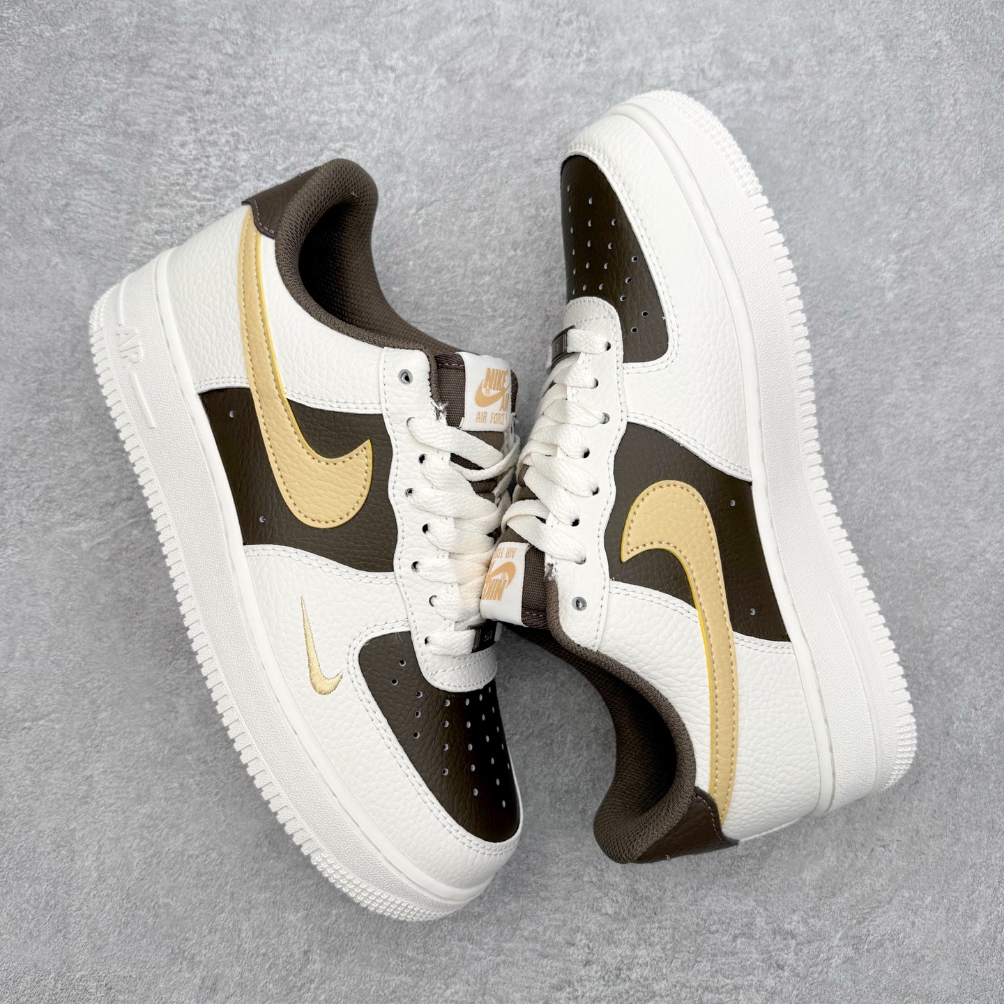 图片[3]-＃XT纯原 NK Air Force 1 Low 空军一号时尚舒适防滑耐磨低帮板鞋 IR0796-030 顶级批次 2022全新楦头鞋型 鱼鳞大底 历时开发三个月 清洁度完美 二维码鞋标 内置芯片及solo气垫 大底高度及其弧度依照正品 钢印 logo刺绣 鞋口弧度 鞋头长度 鞋面冲孔 鞋垫背胶及钢印 完美鞋型对比正品 每一处都是细节满满 柔软、弹性十足的缓震性能和出色的中底设计 横跨复古与现代的外型结合 造就出风靡全球 三十多年的Force 1 直到今天还深受青睐 实拍调校N版已经零色差零失真 百分百还原实物色彩所见即所得 不存在货不对板色差等低级问题 选购参考实物拍摄 不混卖不参货 只用心做好货严格选品 承诺混一赔十 尺码：36 36.5 37.5 38 38.5 39 40 40.5 41 42 42.5 43 44 44.5 45-选品中心