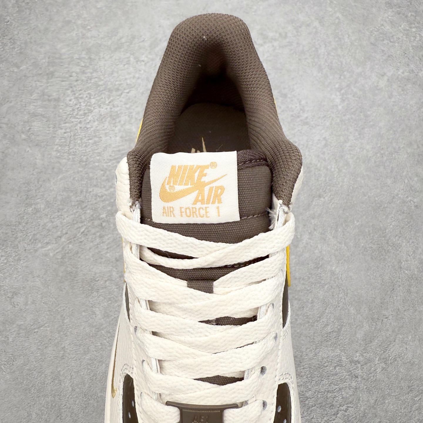 图片[5]-＃XT纯原 NK Air Force 1 Low 空军一号时尚舒适防滑耐磨低帮板鞋 IR0796-030 顶级批次 2022全新楦头鞋型 鱼鳞大底 历时开发三个月 清洁度完美 二维码鞋标 内置芯片及solo气垫 大底高度及其弧度依照正品 钢印 logo刺绣 鞋口弧度 鞋头长度 鞋面冲孔 鞋垫背胶及钢印 完美鞋型对比正品 每一处都是细节满满 柔软、弹性十足的缓震性能和出色的中底设计 横跨复古与现代的外型结合 造就出风靡全球 三十多年的Force 1 直到今天还深受青睐 实拍调校N版已经零色差零失真 百分百还原实物色彩所见即所得 不存在货不对板色差等低级问题 选购参考实物拍摄 不混卖不参货 只用心做好货严格选品 承诺混一赔十 尺码：36 36.5 37.5 38 38.5 39 40 40.5 41 42 42.5 43 44 44.5 45-选品中心