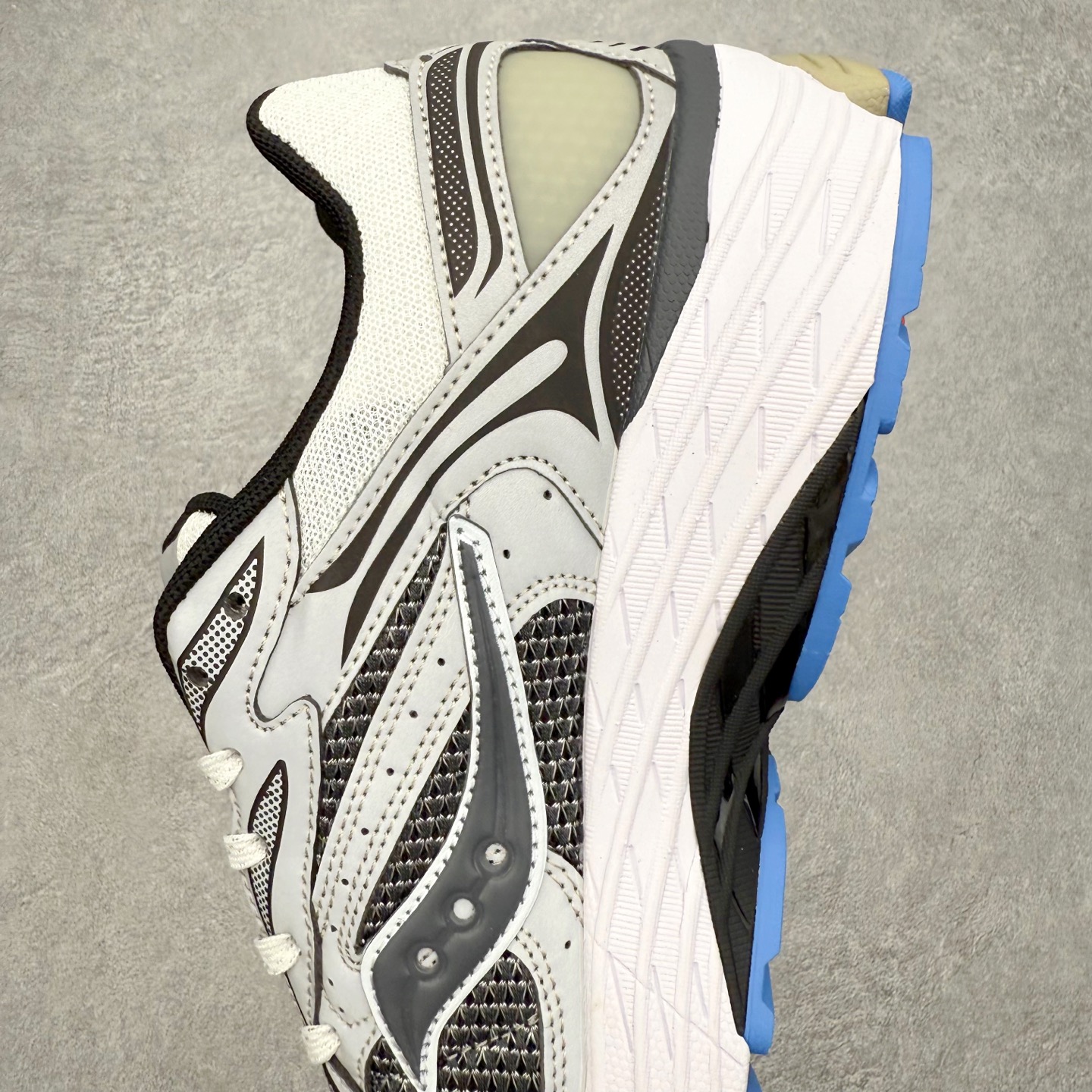 图片[7]-Saucony ProGrid Omni 索康尼全擎9舒适柔软跑步鞋 男女同款 Saucony（索康尼）是创建于1898年的百年跑步运动品牌，专注于跑步装备的设计、研发和制造，追求跑鞋的极致舒适，让跑者感受愉悦体验，不断突破，创造更多的人生 实拍调校N版已经零色差零失真 百分百还原实物色彩所见即所得 不存在货不对板色差等低级问题 选购参考实物拍摄 不混卖不参货 只用心做好货严格选品 承诺混一赔十 尺码：36 36.5 37.5 38 38.5 39 40 40.5 41 42 42.5 43 44 44.5 45-选品中心