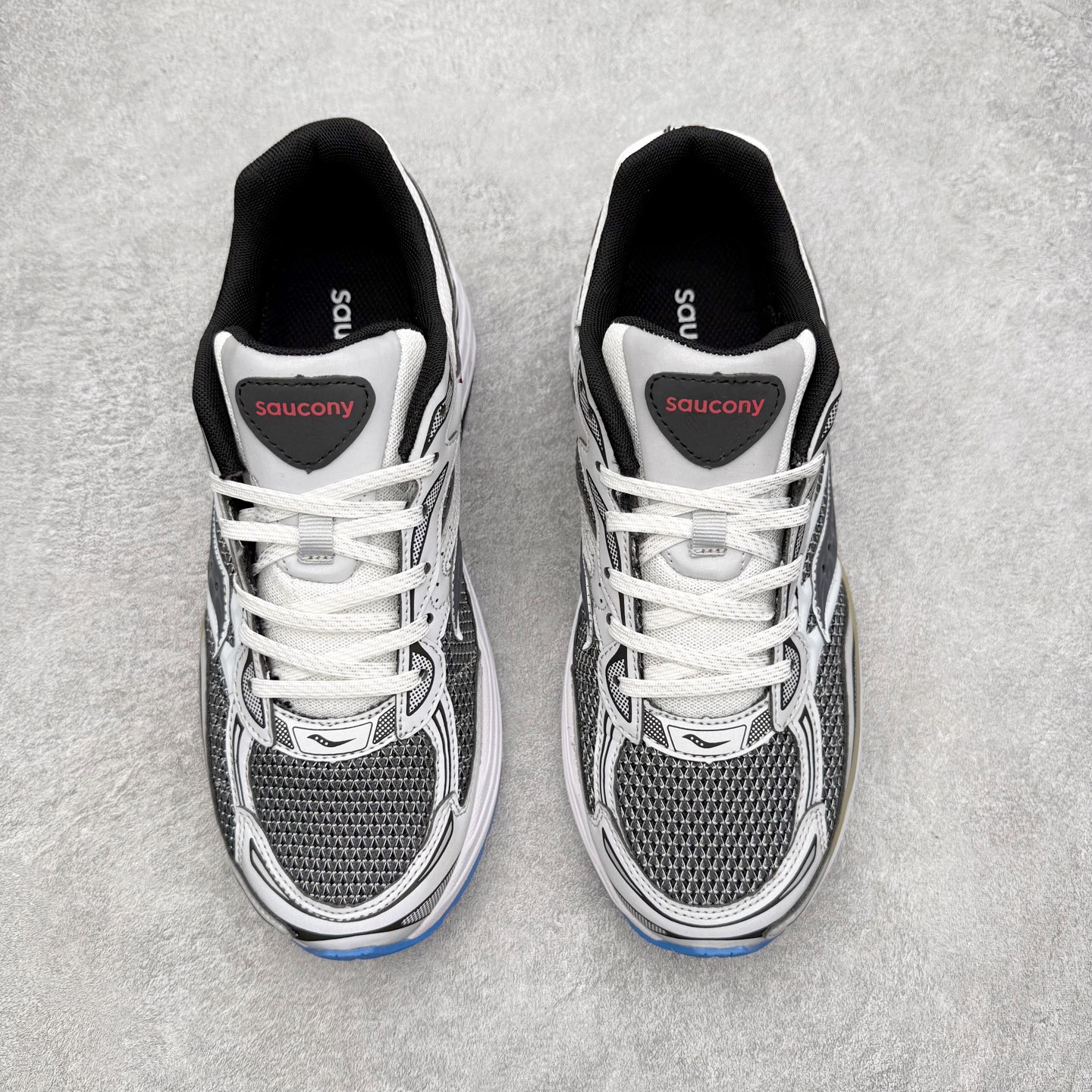 图片[2]-Saucony ProGrid Omni 索康尼全擎9舒适柔软跑步鞋 男女同款 Saucony（索康尼）是创建于1898年的百年跑步运动品牌，专注于跑步装备的设计、研发和制造，追求跑鞋的极致舒适，让跑者感受愉悦体验，不断突破，创造更多的人生 实拍调校N版已经零色差零失真 百分百还原实物色彩所见即所得 不存在货不对板色差等低级问题 选购参考实物拍摄 不混卖不参货 只用心做好货严格选品 承诺混一赔十 尺码：36 36.5 37.5 38 38.5 39 40 40.5 41 42 42.5 43 44 44.5 45-选品中心