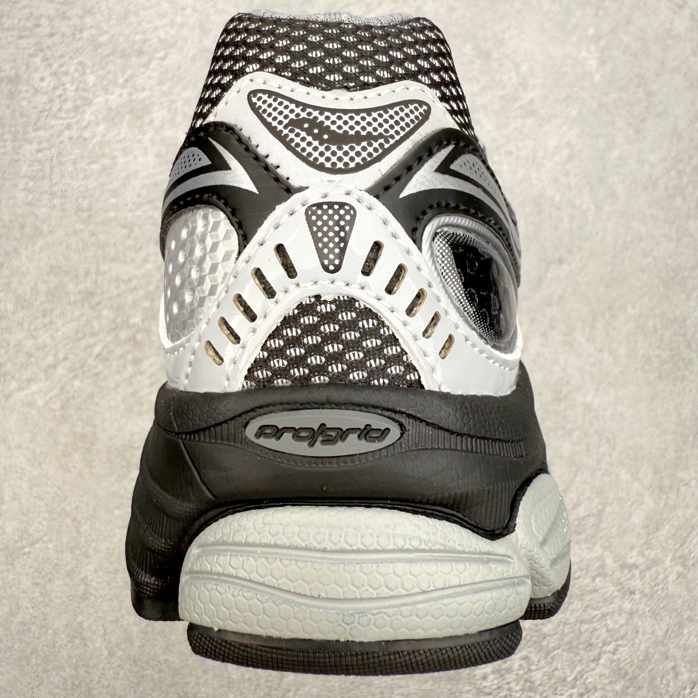 图片[8]-Saucony ProGrid Omni 索康尼全擎9舒适柔软跑步鞋 男女同款 Saucony（索康尼）是创建于1898年的百年跑步运动品牌，专注于跑步装备的设计、研发和制造，追求跑鞋的极致舒适，让跑者感受愉悦体验，不断突破，创造更多的人生 实拍调校N版已经零色差零失真 百分百还原实物色彩所见即所得 不存在货不对板色差等低级问题 选购参考实物拍摄 不混卖不参货 只用心做好货严格选品 承诺混一赔十 尺码：36 36.5 37.5 38 38.5 39 40 40.5 41 42 42.5 43 44 44.5 45-选品中心