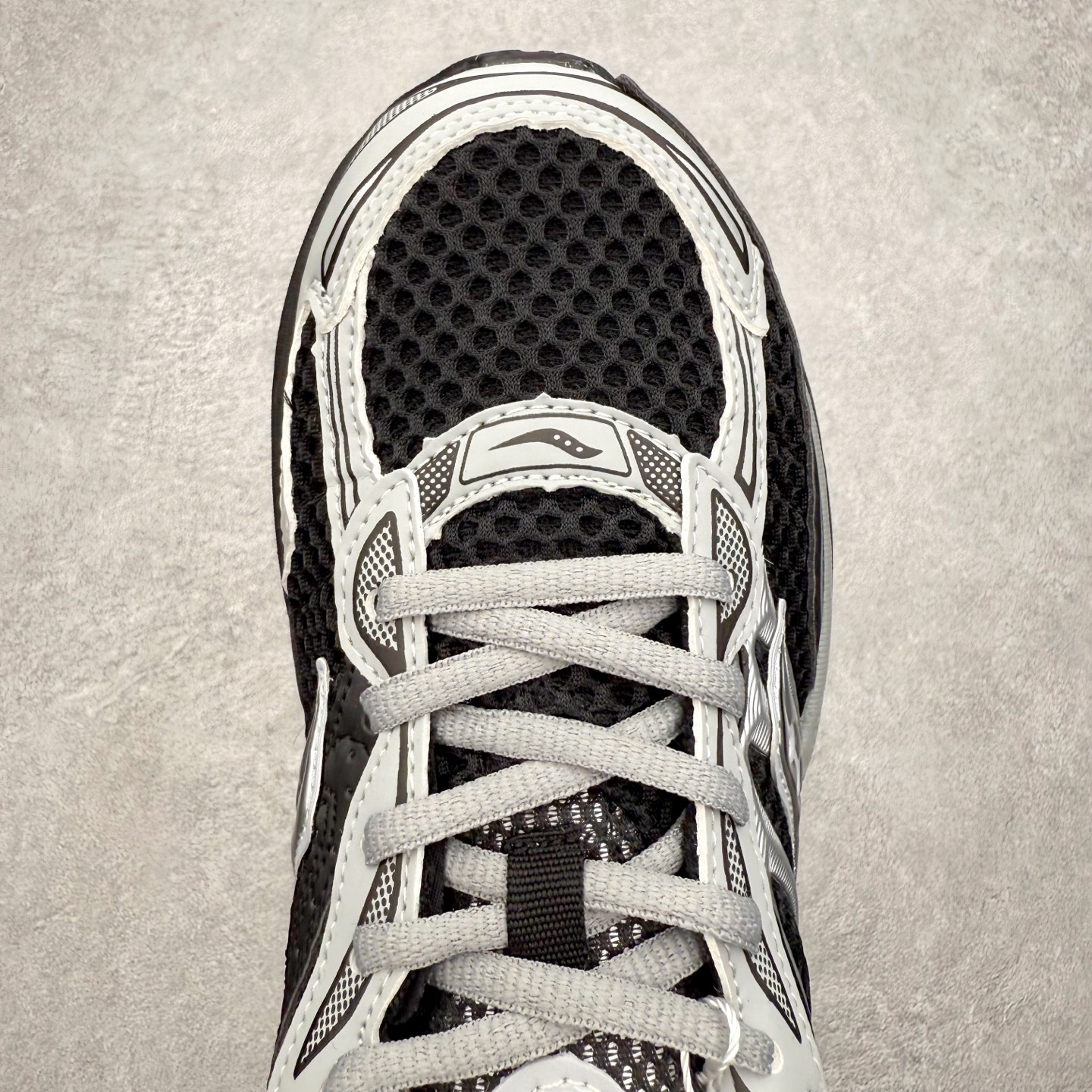 图片[4]-Saucony ProGrid Omni 索康尼全擎9舒适柔软跑步鞋 男女同款 Saucony（索康尼）是创建于1898年的百年跑步运动品牌，专注于跑步装备的设计、研发和制造，追求跑鞋的极致舒适，让跑者感受愉悦体验，不断突破，创造更多的人生 实拍调校N版已经零色差零失真 百分百还原实物色彩所见即所得 不存在货不对板色差等低级问题 选购参考实物拍摄 不混卖不参货 只用心做好货严格选品 承诺混一赔十 尺码：36 36.5 37.5 38 38.5 39 40 40.5 41 42 42.5 43 44 44.5 45-选品中心