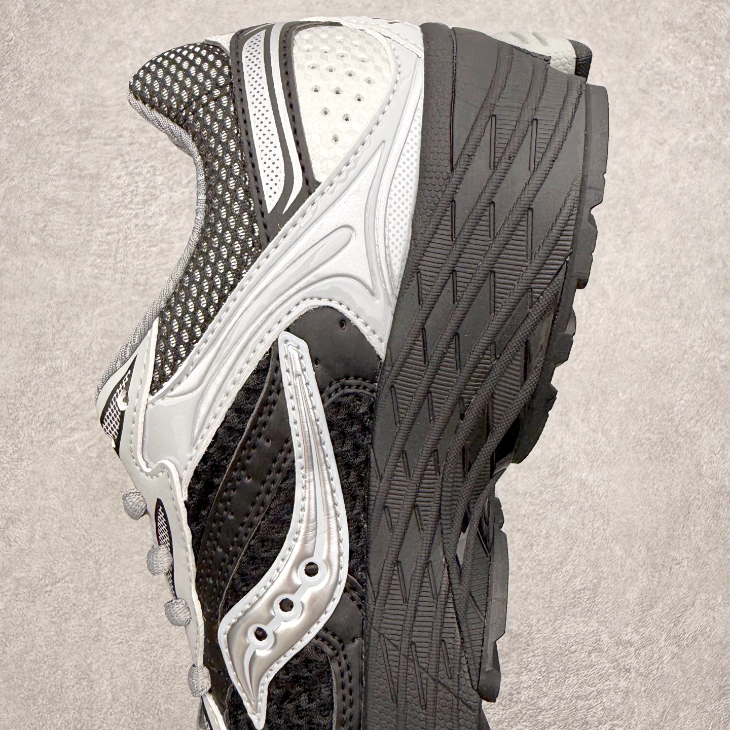 图片[7]-Saucony ProGrid Omni 索康尼全擎9舒适柔软跑步鞋 男女同款 Saucony（索康尼）是创建于1898年的百年跑步运动品牌，专注于跑步装备的设计、研发和制造，追求跑鞋的极致舒适，让跑者感受愉悦体验，不断突破，创造更多的人生 实拍调校N版已经零色差零失真 百分百还原实物色彩所见即所得 不存在货不对板色差等低级问题 选购参考实物拍摄 不混卖不参货 只用心做好货严格选品 承诺混一赔十 尺码：36 36.5 37.5 38 38.5 39 40 40.5 41 42 42.5 43 44 44.5 45-选品中心