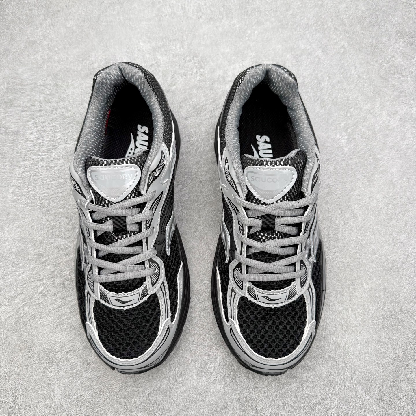 图片[2]-Saucony ProGrid Omni 索康尼全擎9舒适柔软跑步鞋 男女同款 Saucony（索康尼）是创建于1898年的百年跑步运动品牌，专注于跑步装备的设计、研发和制造，追求跑鞋的极致舒适，让跑者感受愉悦体验，不断突破，创造更多的人生 实拍调校N版已经零色差零失真 百分百还原实物色彩所见即所得 不存在货不对板色差等低级问题 选购参考实物拍摄 不混卖不参货 只用心做好货严格选品 承诺混一赔十 尺码：36 36.5 37.5 38 38.5 39 40 40.5 41 42 42.5 43 44 44.5 45-选品中心