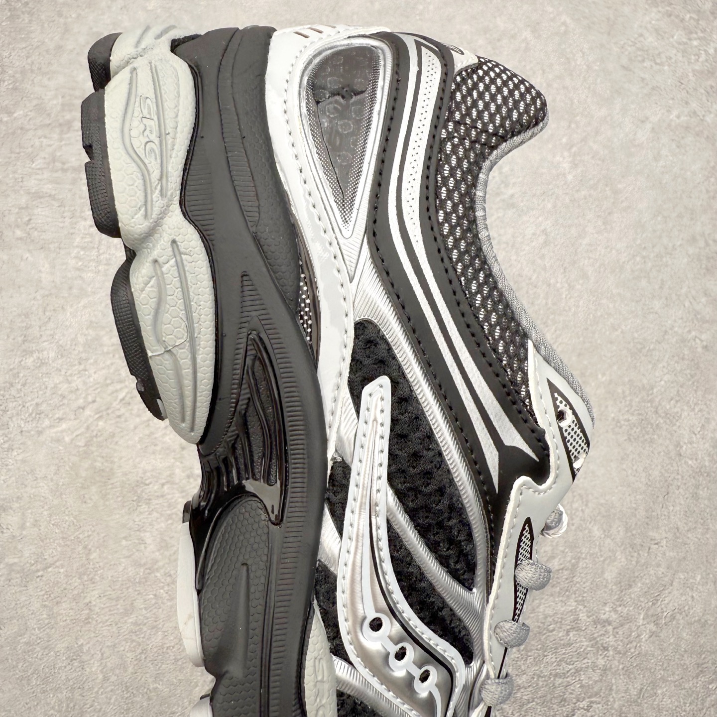 图片[6]-Saucony ProGrid Omni 索康尼全擎9舒适柔软跑步鞋 男女同款 Saucony（索康尼）是创建于1898年的百年跑步运动品牌，专注于跑步装备的设计、研发和制造，追求跑鞋的极致舒适，让跑者感受愉悦体验，不断突破，创造更多的人生 实拍调校N版已经零色差零失真 百分百还原实物色彩所见即所得 不存在货不对板色差等低级问题 选购参考实物拍摄 不混卖不参货 只用心做好货严格选品 承诺混一赔十 尺码：36 36.5 37.5 38 38.5 39 40 40.5 41 42 42.5 43 44 44.5 45-选品中心