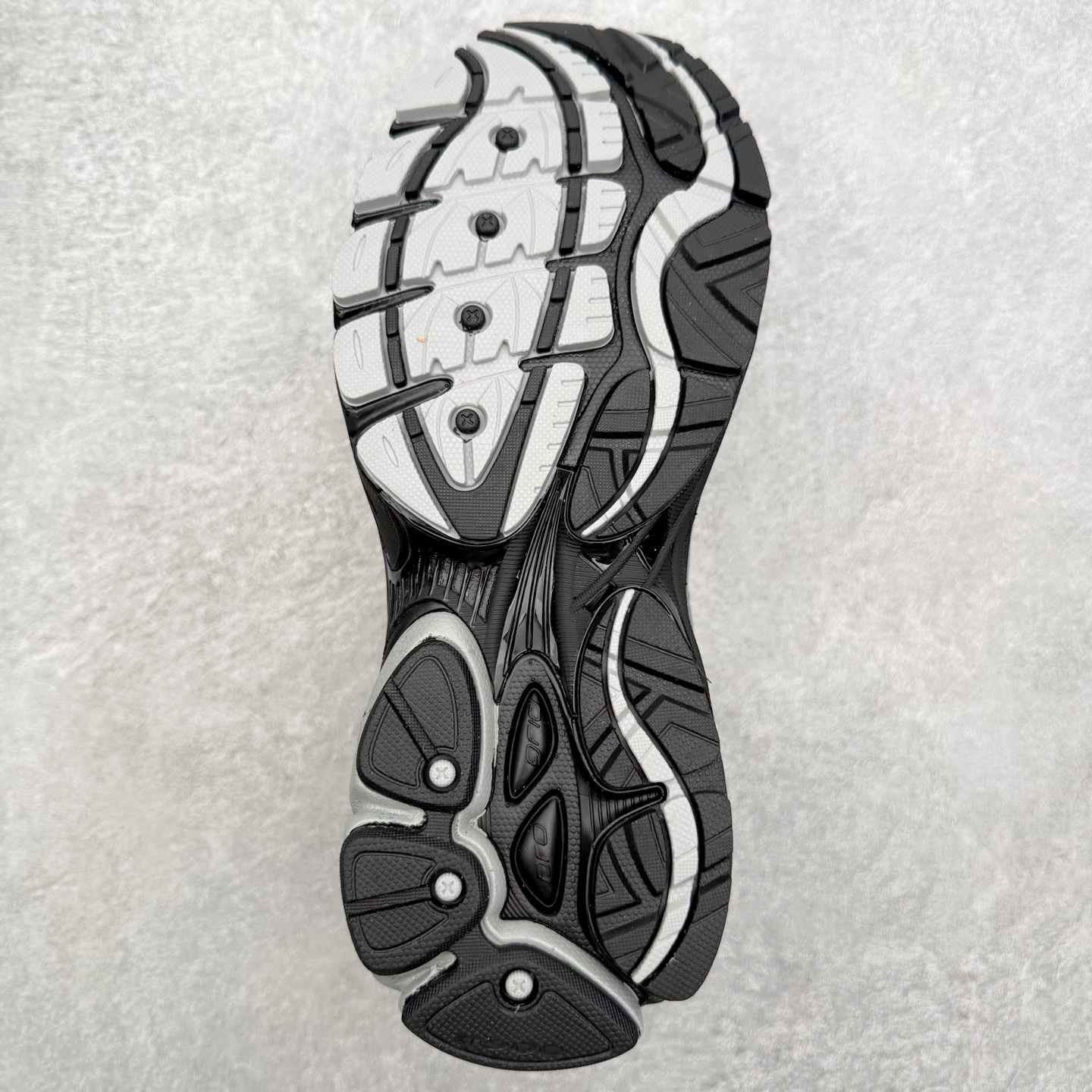 图片[9]-Saucony ProGrid Omni 索康尼全擎9舒适柔软跑步鞋 男女同款 Saucony（索康尼）是创建于1898年的百年跑步运动品牌，专注于跑步装备的设计、研发和制造，追求跑鞋的极致舒适，让跑者感受愉悦体验，不断突破，创造更多的人生 实拍调校N版已经零色差零失真 百分百还原实物色彩所见即所得 不存在货不对板色差等低级问题 选购参考实物拍摄 不混卖不参货 只用心做好货严格选品 承诺混一赔十 尺码：36 36.5 37.5 38 38.5 39 40 40.5 41 42 42.5 43 44 44.5 45-选品中心