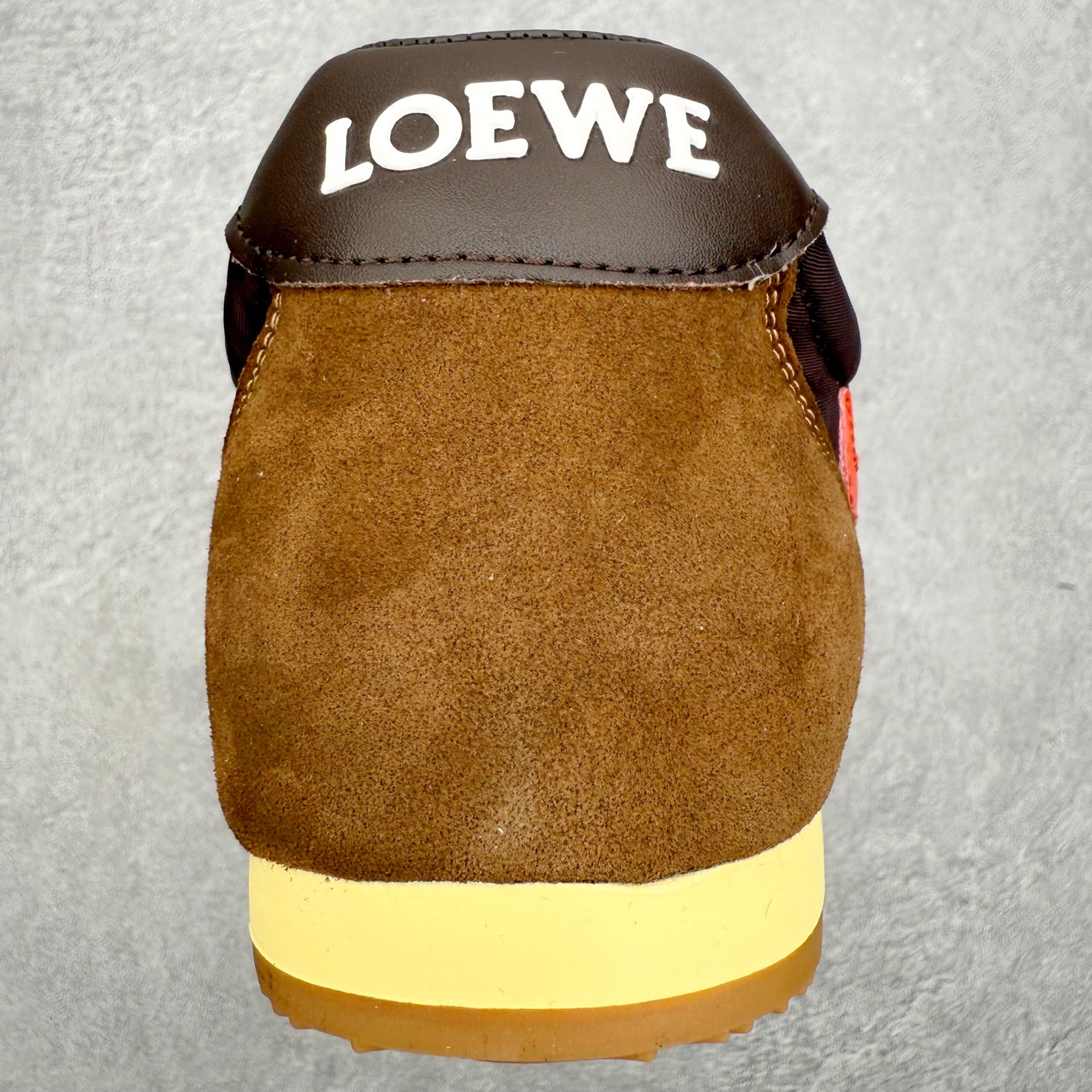 图片[8]-罗意威Loewe Ballet Runner 2.0 Sneakers 芭蕾舞2.0系列阿甘复古风德训薄底百搭休闲运动鞋 市面最高性价比 实体平台跑量 主打推荐好货 采用反绒牛皮革拼接头层皮饰片鞋面材质鞋身原装高密度防刮尼龙面料,极好柔软效果双层乳胶缓震鞋垫外部搭配轻量EVA缓震组合橡胶防滑片装外底不对称鞋头设计、袜状内部结构，轻盈橡胶外底延伸至鞋头 20 毫米鞋跟，附白色和同色系鞋带侧面饰有 L 徽标，鞋舌饰有压纹 Anagram 后跟标签饰有注塑橡胶 LOEWE 标志升级原楦型开发纸版全手工拉帮工艺成型 尺码：35 36 37 38 39 40 41 42 43 44 45-选品中心