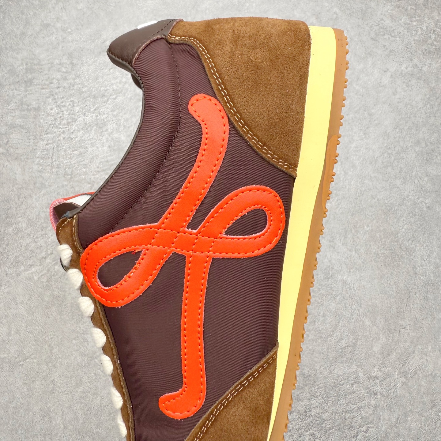 图片[7]-罗意威Loewe Ballet Runner 2.0 Sneakers 芭蕾舞2.0系列阿甘复古风德训薄底百搭休闲运动鞋 市面最高性价比 实体平台跑量 主打推荐好货 采用反绒牛皮革拼接头层皮饰片鞋面材质鞋身原装高密度防刮尼龙面料,极好柔软效果双层乳胶缓震鞋垫外部搭配轻量EVA缓震组合橡胶防滑片装外底不对称鞋头设计、袜状内部结构，轻盈橡胶外底延伸至鞋头 20 毫米鞋跟，附白色和同色系鞋带侧面饰有 L 徽标，鞋舌饰有压纹 Anagram 后跟标签饰有注塑橡胶 LOEWE 标志升级原楦型开发纸版全手工拉帮工艺成型 尺码：35 36 37 38 39 40 41 42 43 44 45-选品中心