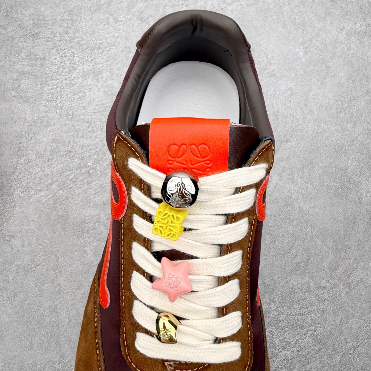 图片[5]-罗意威Loewe Ballet Runner 2.0 Sneakers 芭蕾舞2.0系列阿甘复古风德训薄底百搭休闲运动鞋 市面最高性价比 实体平台跑量 主打推荐好货 采用反绒牛皮革拼接头层皮饰片鞋面材质鞋身原装高密度防刮尼龙面料,极好柔软效果双层乳胶缓震鞋垫外部搭配轻量EVA缓震组合橡胶防滑片装外底不对称鞋头设计、袜状内部结构，轻盈橡胶外底延伸至鞋头 20 毫米鞋跟，附白色和同色系鞋带侧面饰有 L 徽标，鞋舌饰有压纹 Anagram 后跟标签饰有注塑橡胶 LOEWE 标志升级原楦型开发纸版全手工拉帮工艺成型 尺码：35 36 37 38 39 40 41 42 43 44 45-选品中心