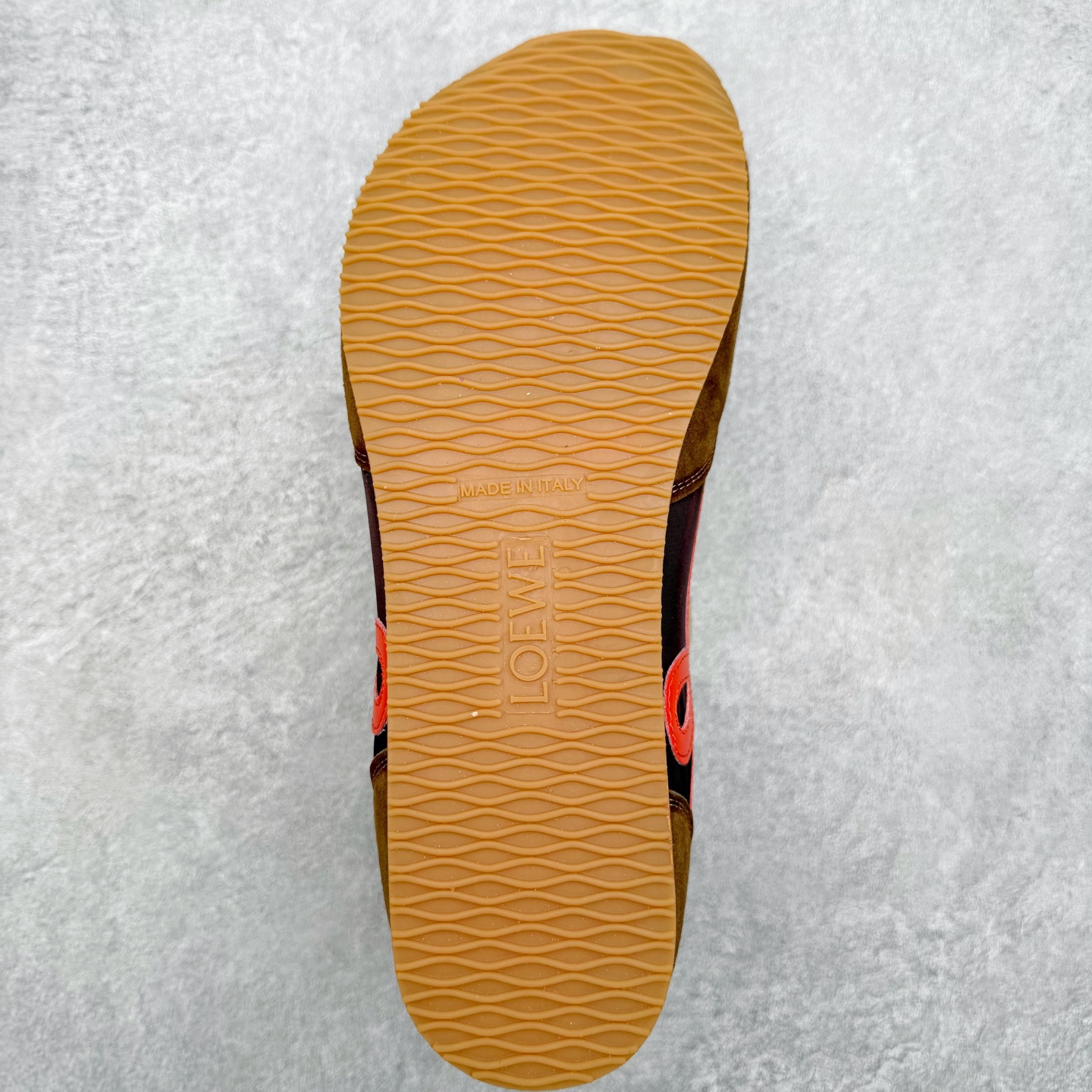 图片[9]-罗意威Loewe Ballet Runner 2.0 Sneakers 芭蕾舞2.0系列阿甘复古风德训薄底百搭休闲运动鞋 市面最高性价比 实体平台跑量 主打推荐好货 采用反绒牛皮革拼接头层皮饰片鞋面材质鞋身原装高密度防刮尼龙面料,极好柔软效果双层乳胶缓震鞋垫外部搭配轻量EVA缓震组合橡胶防滑片装外底不对称鞋头设计、袜状内部结构，轻盈橡胶外底延伸至鞋头 20 毫米鞋跟，附白色和同色系鞋带侧面饰有 L 徽标，鞋舌饰有压纹 Anagram 后跟标签饰有注塑橡胶 LOEWE 标志升级原楦型开发纸版全手工拉帮工艺成型 尺码：35 36 37 38 39 40 41 42 43 44 45-选品中心