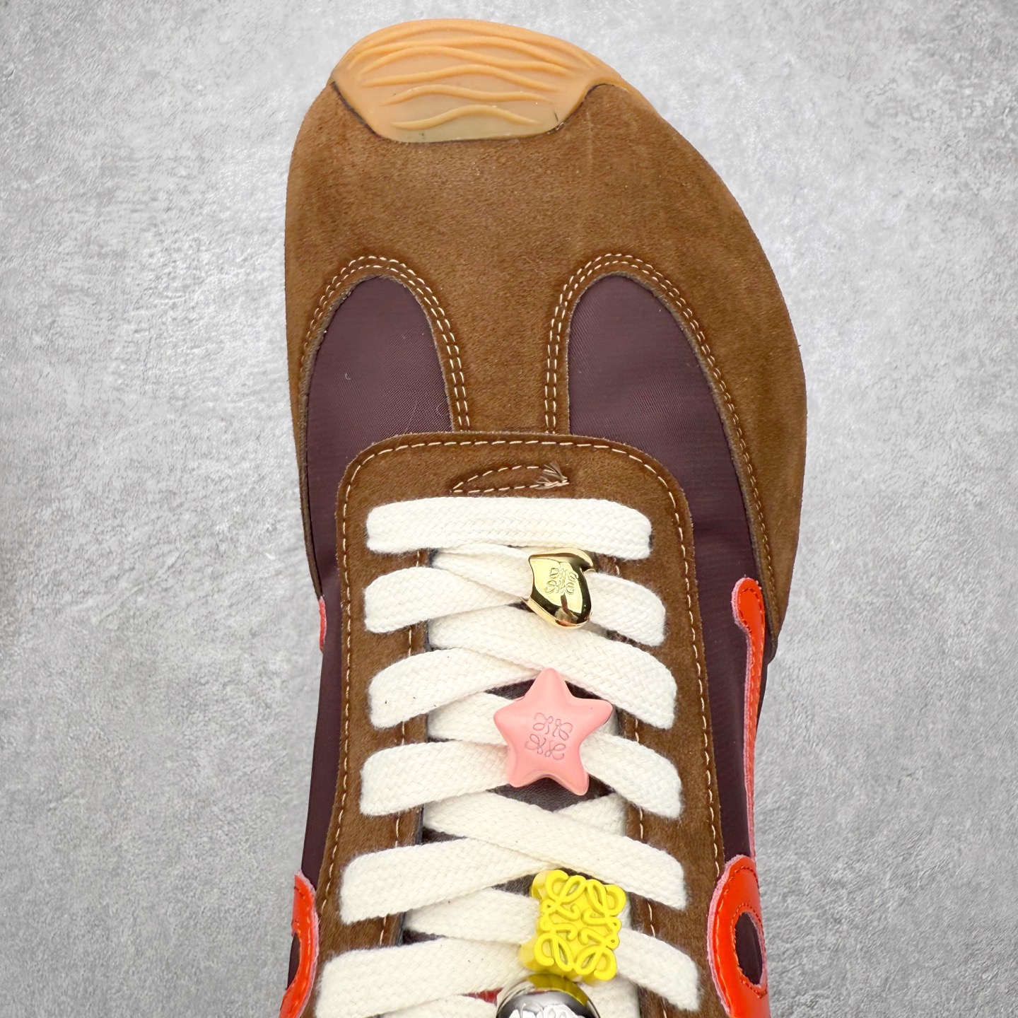 图片[4]-罗意威Loewe Ballet Runner 2.0 Sneakers 芭蕾舞2.0系列阿甘复古风德训薄底百搭休闲运动鞋 市面最高性价比 实体平台跑量 主打推荐好货 采用反绒牛皮革拼接头层皮饰片鞋面材质鞋身原装高密度防刮尼龙面料,极好柔软效果双层乳胶缓震鞋垫外部搭配轻量EVA缓震组合橡胶防滑片装外底不对称鞋头设计、袜状内部结构，轻盈橡胶外底延伸至鞋头 20 毫米鞋跟，附白色和同色系鞋带侧面饰有 L 徽标，鞋舌饰有压纹 Anagram 后跟标签饰有注塑橡胶 LOEWE 标志升级原楦型开发纸版全手工拉帮工艺成型 尺码：35 36 37 38 39 40 41 42 43 44 45-选品中心