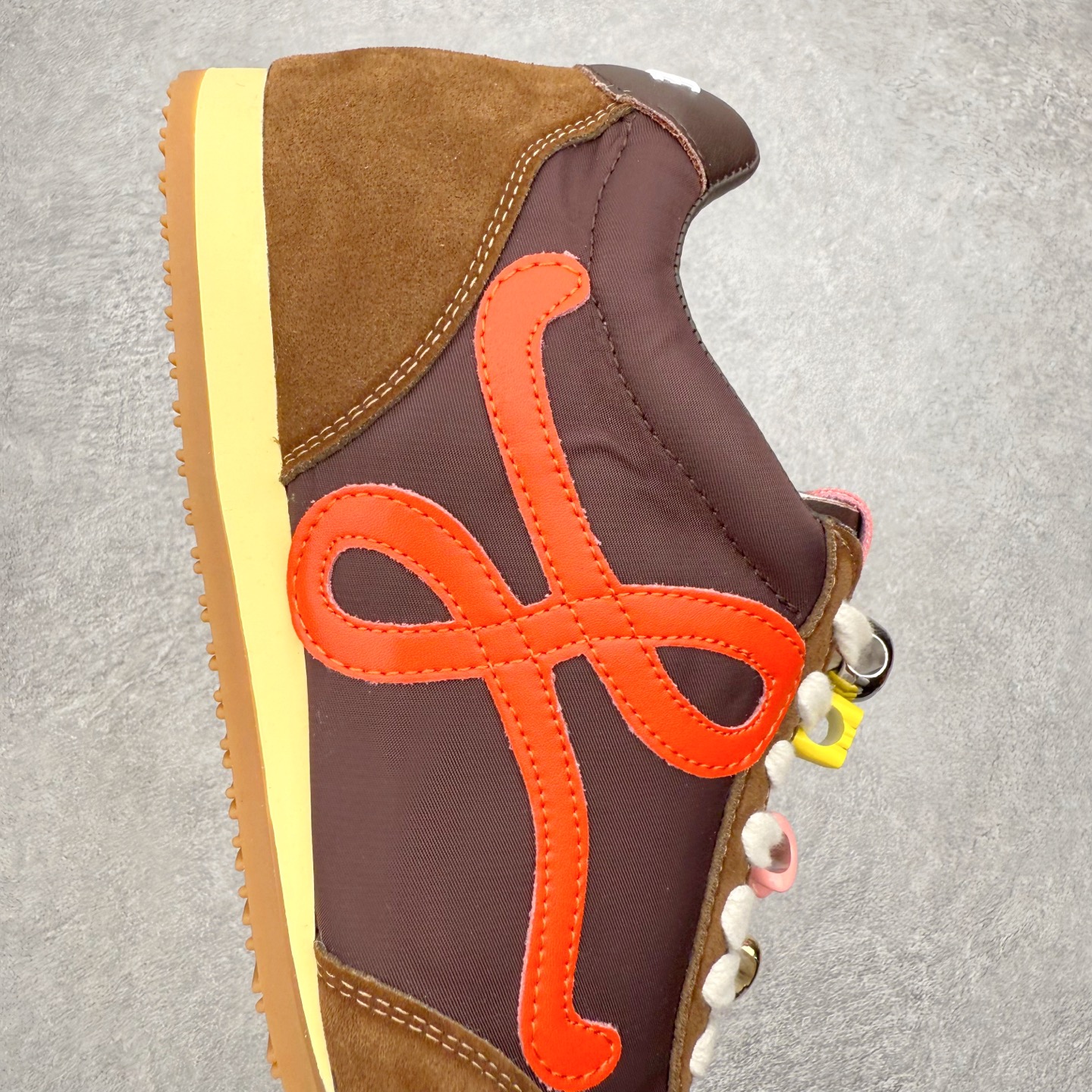 图片[6]-罗意威Loewe Ballet Runner 2.0 Sneakers 芭蕾舞2.0系列阿甘复古风德训薄底百搭休闲运动鞋 市面最高性价比 实体平台跑量 主打推荐好货 采用反绒牛皮革拼接头层皮饰片鞋面材质鞋身原装高密度防刮尼龙面料,极好柔软效果双层乳胶缓震鞋垫外部搭配轻量EVA缓震组合橡胶防滑片装外底不对称鞋头设计、袜状内部结构，轻盈橡胶外底延伸至鞋头 20 毫米鞋跟，附白色和同色系鞋带侧面饰有 L 徽标，鞋舌饰有压纹 Anagram 后跟标签饰有注塑橡胶 LOEWE 标志升级原楦型开发纸版全手工拉帮工艺成型 尺码：35 36 37 38 39 40 41 42 43 44 45-选品中心