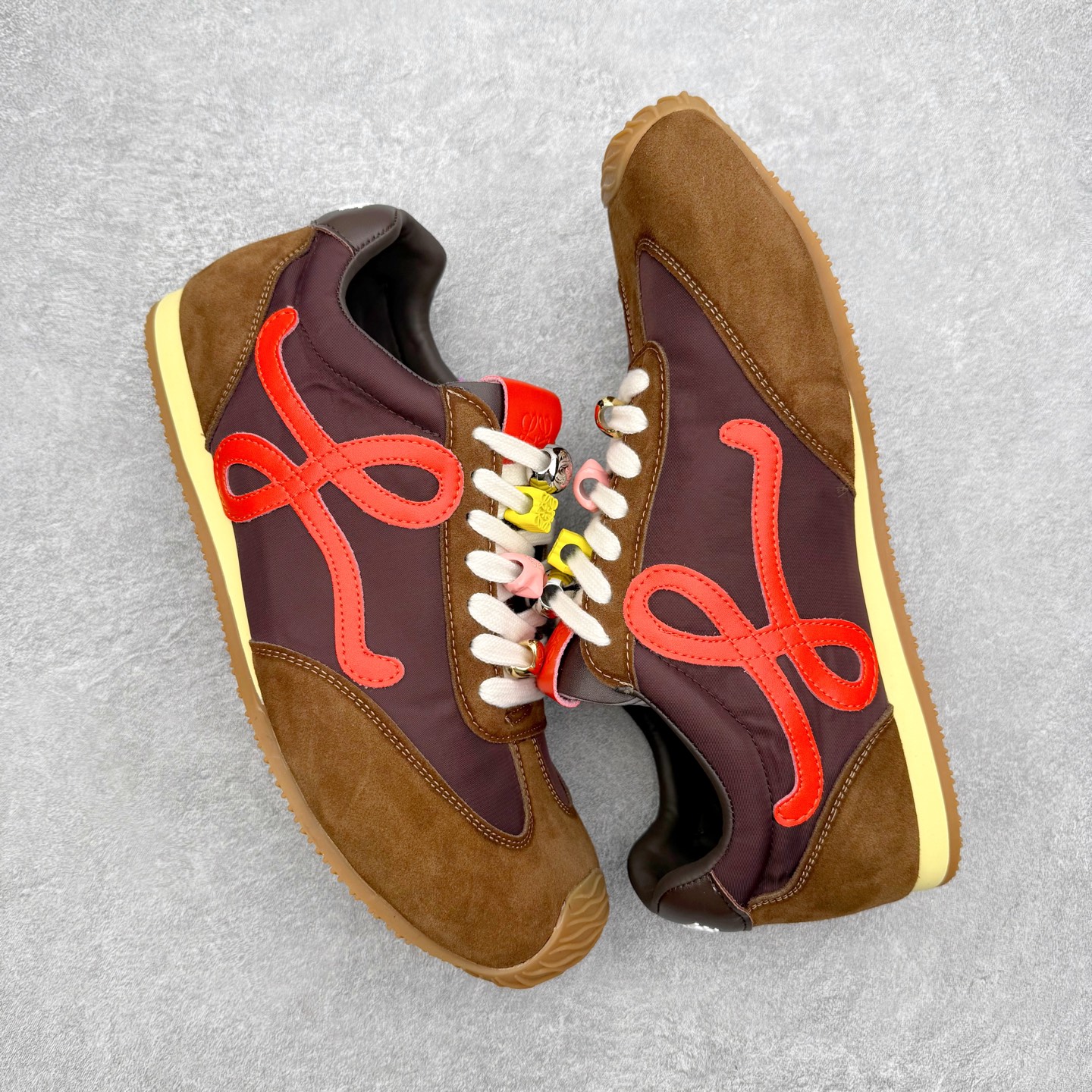 图片[3]-罗意威Loewe Ballet Runner 2.0 Sneakers 芭蕾舞2.0系列阿甘复古风德训薄底百搭休闲运动鞋 市面最高性价比 实体平台跑量 主打推荐好货 采用反绒牛皮革拼接头层皮饰片鞋面材质鞋身原装高密度防刮尼龙面料,极好柔软效果双层乳胶缓震鞋垫外部搭配轻量EVA缓震组合橡胶防滑片装外底不对称鞋头设计、袜状内部结构，轻盈橡胶外底延伸至鞋头 20 毫米鞋跟，附白色和同色系鞋带侧面饰有 L 徽标，鞋舌饰有压纹 Anagram 后跟标签饰有注塑橡胶 LOEWE 标志升级原楦型开发纸版全手工拉帮工艺成型 尺码：35 36 37 38 39 40 41 42 43 44 45-选品中心