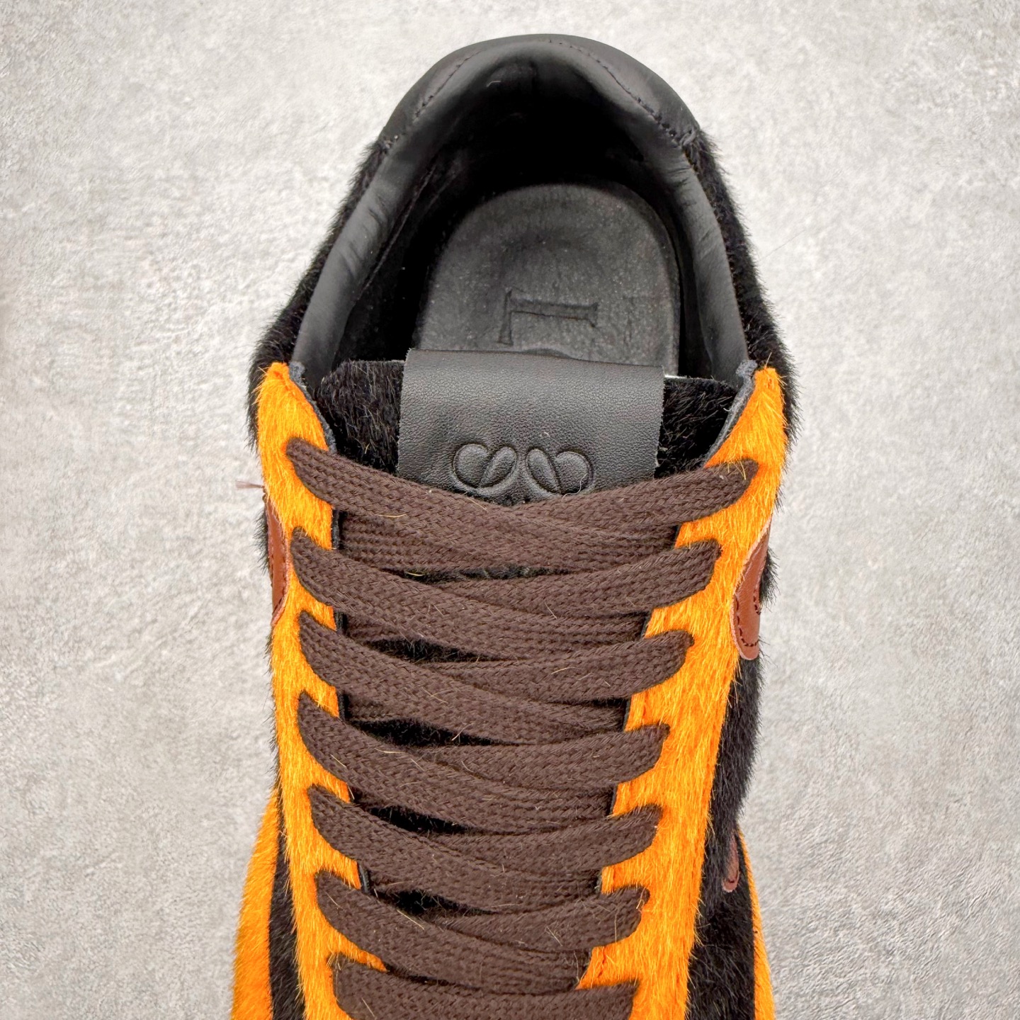 图片[5]-罗意威Loewe Ballet Runner 2.0 Sneakers 芭蕾舞2.0系列阿甘复古风德训薄底百搭休闲运动鞋 市面最高性价比 实体平台跑量 主打推荐好货 采用反绒牛皮革拼接头层皮饰片鞋面材质鞋身原装高密度防刮尼龙面料,极好柔软效果双层乳胶缓震鞋垫外部搭配轻量EVA缓震组合橡胶防滑片装外底不对称鞋头设计、袜状内部结构，轻盈橡胶外底延伸至鞋头 20 毫米鞋跟，附白色和同色系鞋带侧面饰有 L 徽标，鞋舌饰有压纹 Anagram 后跟标签饰有注塑橡胶 LOEWE 标志升级原楦型开发纸版全手工拉帮工艺成型 尺码：35 36 37 38 39 40 41 42 43 44 45-选品中心