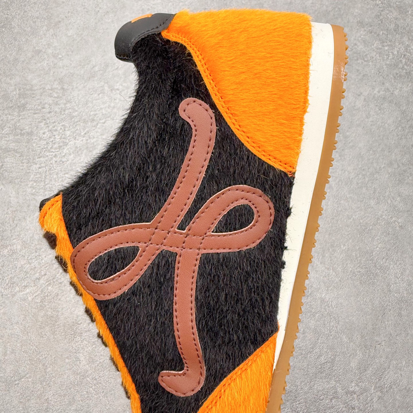 图片[7]-罗意威Loewe Ballet Runner 2.0 Sneakers 芭蕾舞2.0系列阿甘复古风德训薄底百搭休闲运动鞋 市面最高性价比 实体平台跑量 主打推荐好货 采用反绒牛皮革拼接头层皮饰片鞋面材质鞋身原装高密度防刮尼龙面料,极好柔软效果双层乳胶缓震鞋垫外部搭配轻量EVA缓震组合橡胶防滑片装外底不对称鞋头设计、袜状内部结构，轻盈橡胶外底延伸至鞋头 20 毫米鞋跟，附白色和同色系鞋带侧面饰有 L 徽标，鞋舌饰有压纹 Anagram 后跟标签饰有注塑橡胶 LOEWE 标志升级原楦型开发纸版全手工拉帮工艺成型 尺码：35 36 37 38 39 40 41 42 43 44 45-选品中心