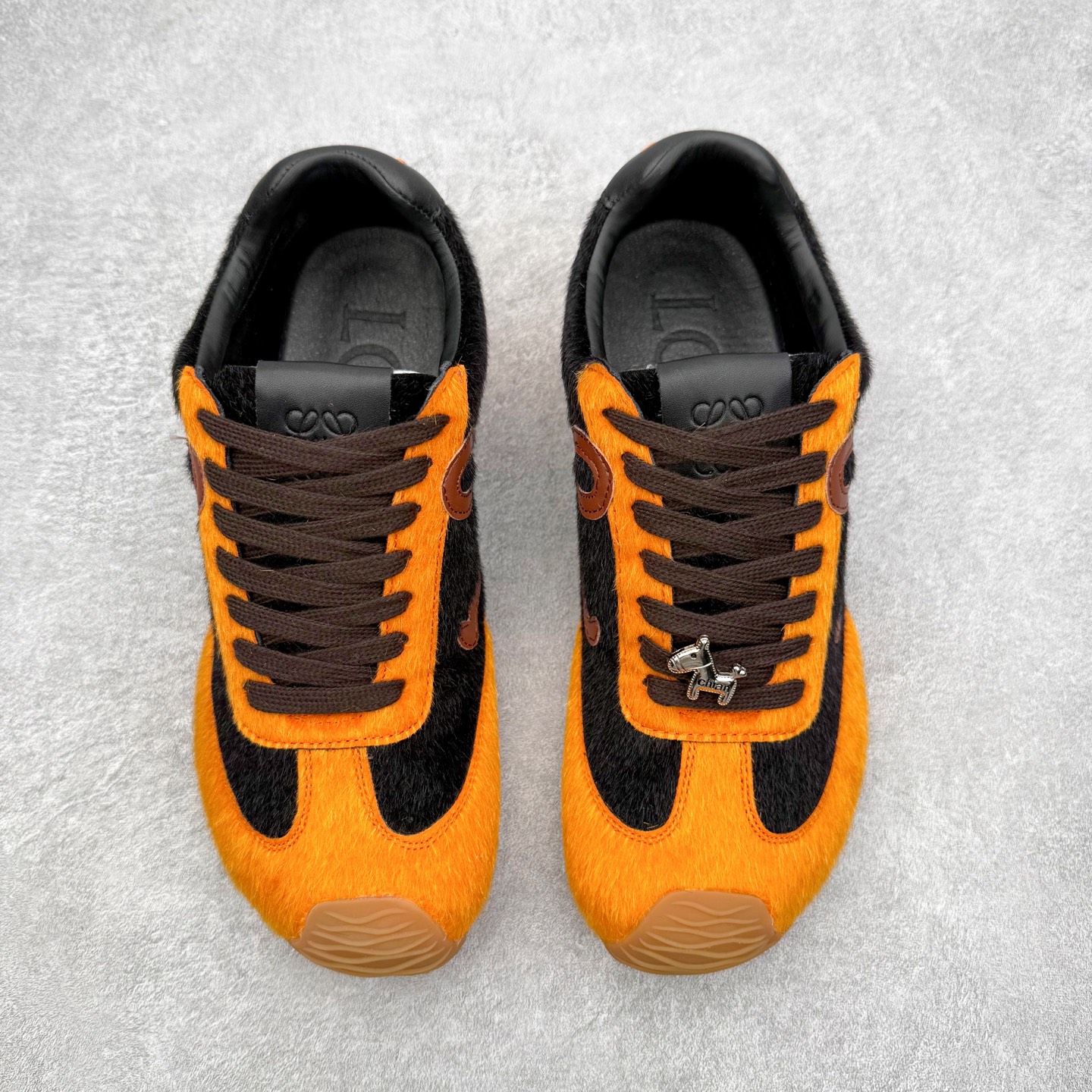 图片[2]-罗意威Loewe Ballet Runner 2.0 Sneakers 芭蕾舞2.0系列阿甘复古风德训薄底百搭休闲运动鞋 市面最高性价比 实体平台跑量 主打推荐好货 采用反绒牛皮革拼接头层皮饰片鞋面材质鞋身原装高密度防刮尼龙面料,极好柔软效果双层乳胶缓震鞋垫外部搭配轻量EVA缓震组合橡胶防滑片装外底不对称鞋头设计、袜状内部结构，轻盈橡胶外底延伸至鞋头 20 毫米鞋跟，附白色和同色系鞋带侧面饰有 L 徽标，鞋舌饰有压纹 Anagram 后跟标签饰有注塑橡胶 LOEWE 标志升级原楦型开发纸版全手工拉帮工艺成型 尺码：35 36 37 38 39 40 41 42 43 44 45-选品中心