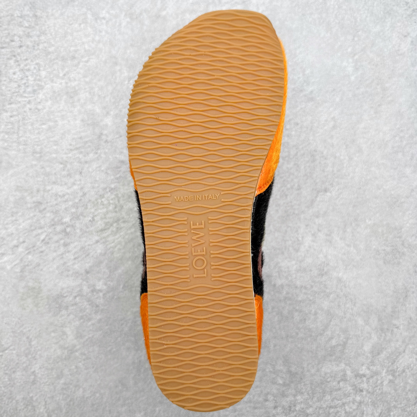 图片[9]-罗意威Loewe Ballet Runner 2.0 Sneakers 芭蕾舞2.0系列阿甘复古风德训薄底百搭休闲运动鞋 市面最高性价比 实体平台跑量 主打推荐好货 采用反绒牛皮革拼接头层皮饰片鞋面材质鞋身原装高密度防刮尼龙面料,极好柔软效果双层乳胶缓震鞋垫外部搭配轻量EVA缓震组合橡胶防滑片装外底不对称鞋头设计、袜状内部结构，轻盈橡胶外底延伸至鞋头 20 毫米鞋跟，附白色和同色系鞋带侧面饰有 L 徽标，鞋舌饰有压纹 Anagram 后跟标签饰有注塑橡胶 LOEWE 标志升级原楦型开发纸版全手工拉帮工艺成型 尺码：35 36 37 38 39 40 41 42 43 44 45-选品中心