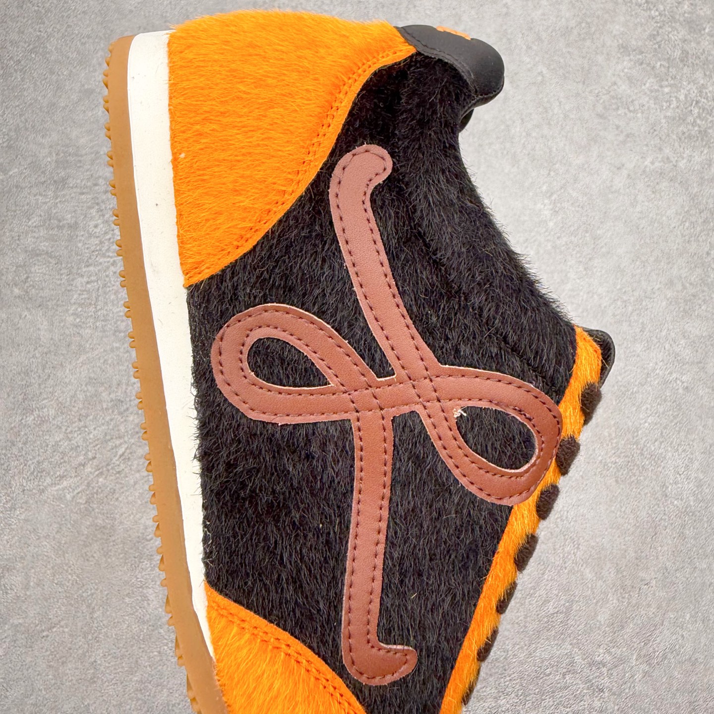 图片[6]-罗意威Loewe Ballet Runner 2.0 Sneakers 芭蕾舞2.0系列阿甘复古风德训薄底百搭休闲运动鞋 市面最高性价比 实体平台跑量 主打推荐好货 采用反绒牛皮革拼接头层皮饰片鞋面材质鞋身原装高密度防刮尼龙面料,极好柔软效果双层乳胶缓震鞋垫外部搭配轻量EVA缓震组合橡胶防滑片装外底不对称鞋头设计、袜状内部结构，轻盈橡胶外底延伸至鞋头 20 毫米鞋跟，附白色和同色系鞋带侧面饰有 L 徽标，鞋舌饰有压纹 Anagram 后跟标签饰有注塑橡胶 LOEWE 标志升级原楦型开发纸版全手工拉帮工艺成型 尺码：35 36 37 38 39 40 41 42 43 44 45-选品中心