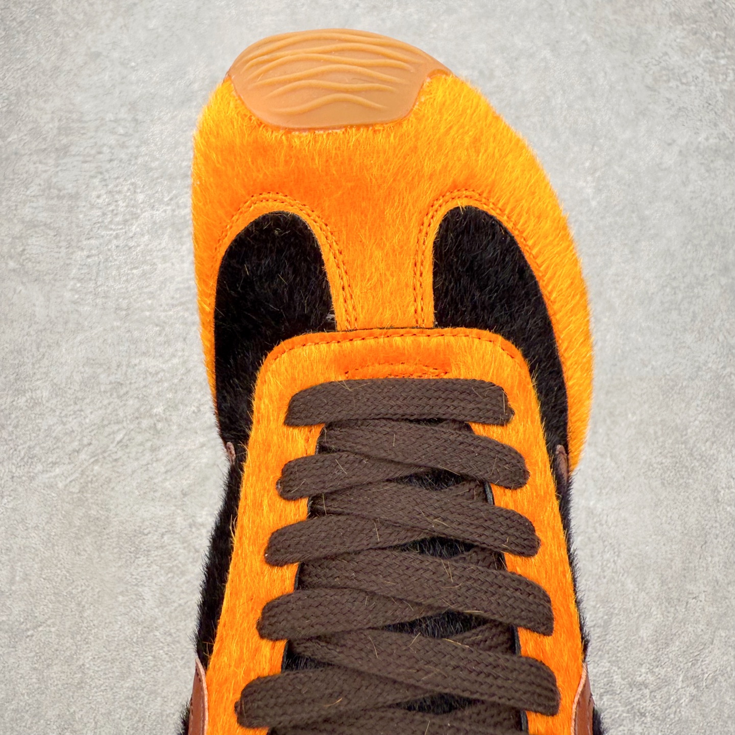 图片[4]-罗意威Loewe Ballet Runner 2.0 Sneakers 芭蕾舞2.0系列阿甘复古风德训薄底百搭休闲运动鞋 市面最高性价比 实体平台跑量 主打推荐好货 采用反绒牛皮革拼接头层皮饰片鞋面材质鞋身原装高密度防刮尼龙面料,极好柔软效果双层乳胶缓震鞋垫外部搭配轻量EVA缓震组合橡胶防滑片装外底不对称鞋头设计、袜状内部结构，轻盈橡胶外底延伸至鞋头 20 毫米鞋跟，附白色和同色系鞋带侧面饰有 L 徽标，鞋舌饰有压纹 Anagram 后跟标签饰有注塑橡胶 LOEWE 标志升级原楦型开发纸版全手工拉帮工艺成型 尺码：35 36 37 38 39 40 41 42 43 44 45-选品中心