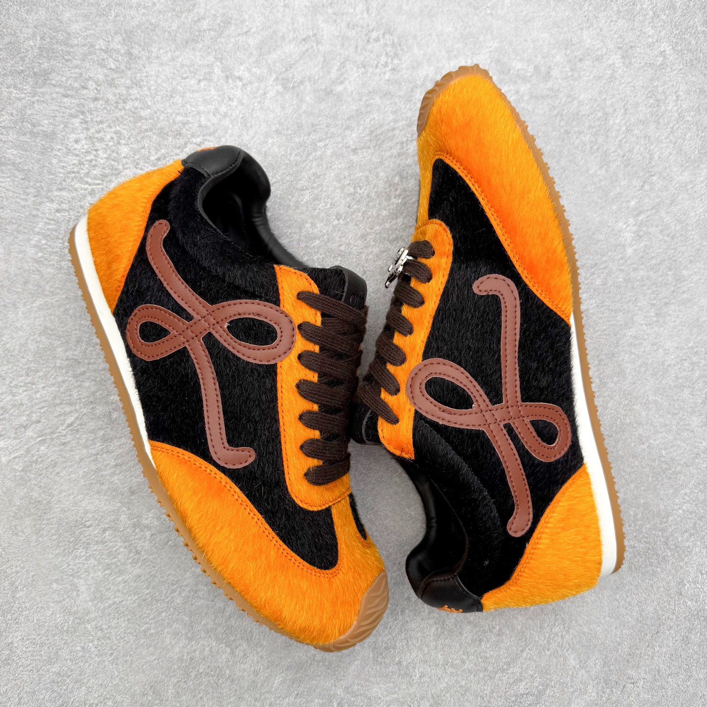 图片[3]-罗意威Loewe Ballet Runner 2.0 Sneakers 芭蕾舞2.0系列阿甘复古风德训薄底百搭休闲运动鞋 市面最高性价比 实体平台跑量 主打推荐好货 采用反绒牛皮革拼接头层皮饰片鞋面材质鞋身原装高密度防刮尼龙面料,极好柔软效果双层乳胶缓震鞋垫外部搭配轻量EVA缓震组合橡胶防滑片装外底不对称鞋头设计、袜状内部结构，轻盈橡胶外底延伸至鞋头 20 毫米鞋跟，附白色和同色系鞋带侧面饰有 L 徽标，鞋舌饰有压纹 Anagram 后跟标签饰有注塑橡胶 LOEWE 标志升级原楦型开发纸版全手工拉帮工艺成型 尺码：35 36 37 38 39 40 41 42 43 44 45-选品中心