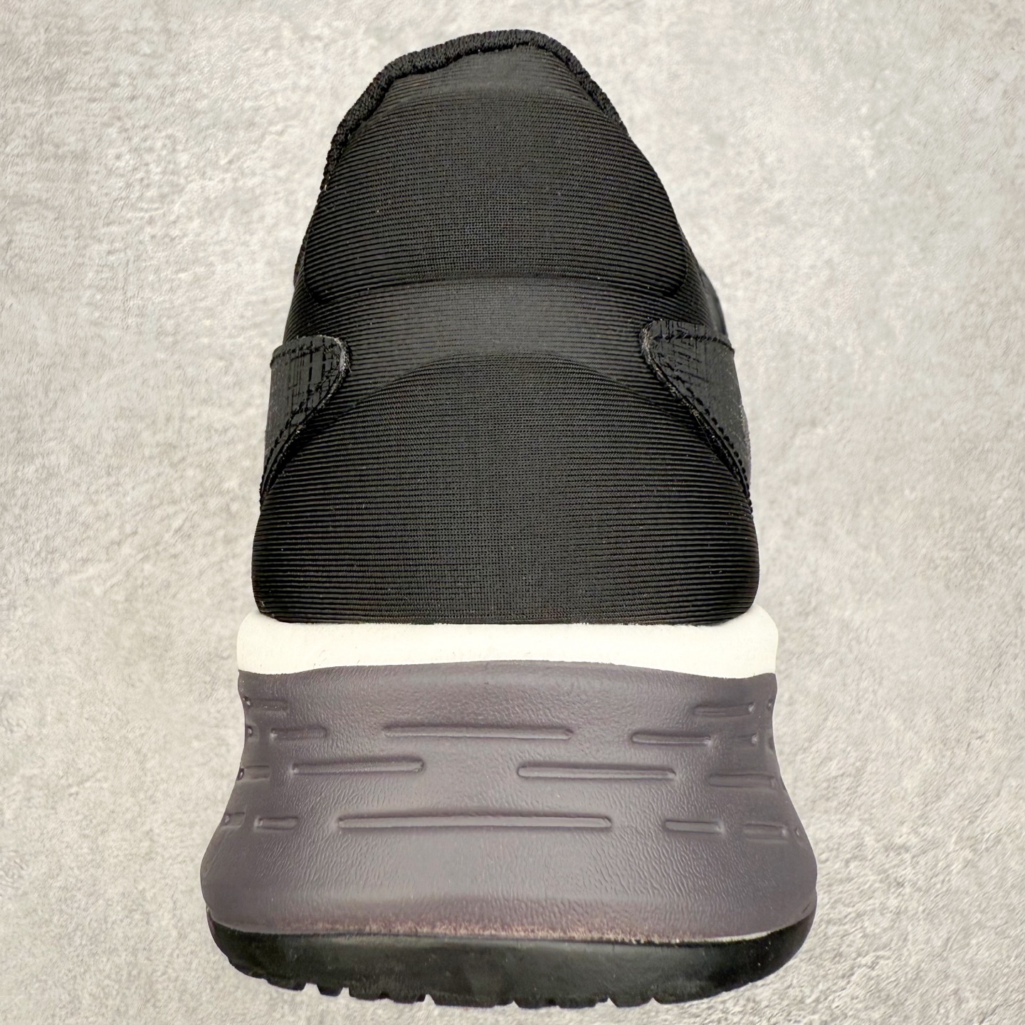 图片[8]-＃HP DESCENTE Enerzite 迪桑特舒适柔软防滑耐磨低帮休闲跑步鞋 DESCENTE（迪桑特）创立于1935年，品牌名取自法语词汇，意为“滑降”。品牌箭头标识代表滑雪的三种技术“高速直线滑行”、“穿越”和“侧滑”，也寓意品牌在打造高端专业运动产品中不断追求完美的创新精神，致力于成为中国高端专业滑雪、综训、女子、铁人三项、高尔夫的第一品牌。尺码：39 40 40.5 41 42 42.5 43 44 44.5 45-选品中心