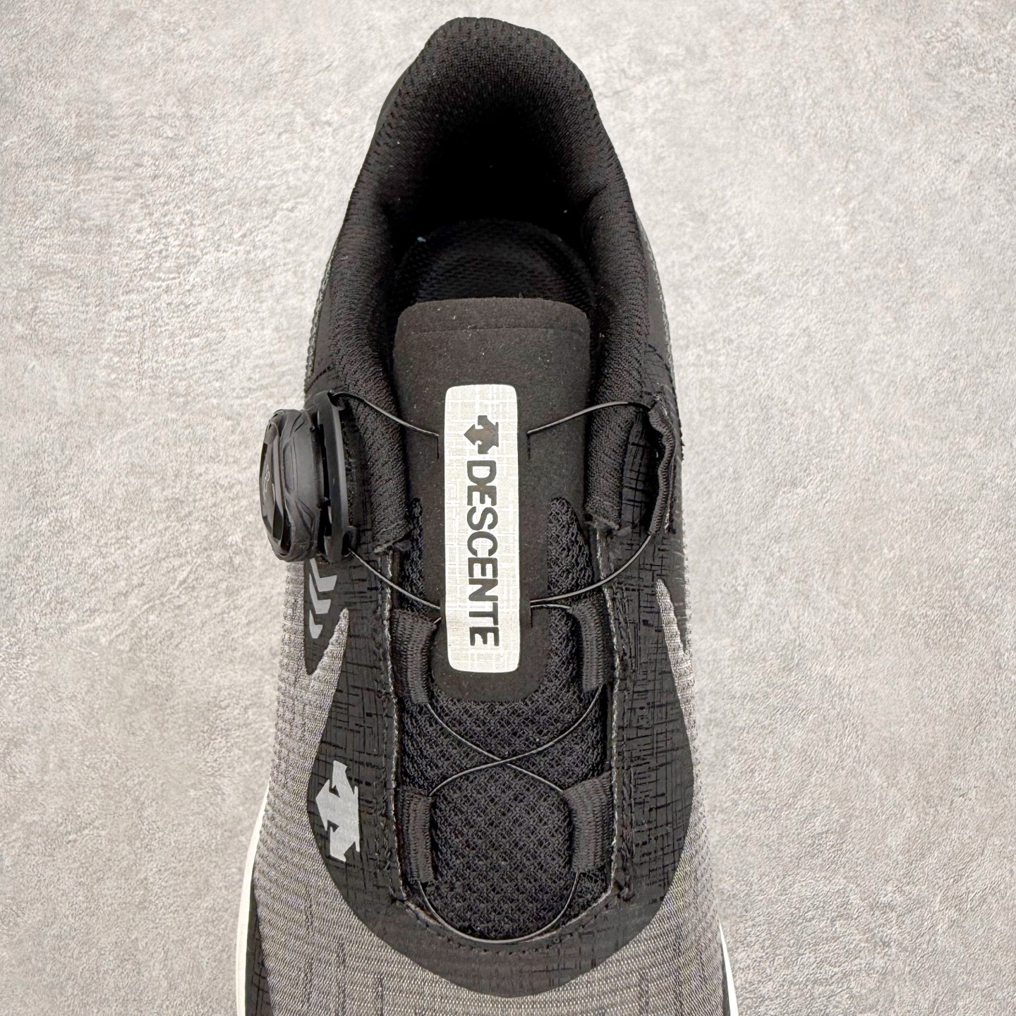 图片[5]-＃HP DESCENTE Enerzite 迪桑特舒适柔软防滑耐磨低帮休闲跑步鞋 DESCENTE（迪桑特）创立于1935年，品牌名取自法语词汇，意为“滑降”。品牌箭头标识代表滑雪的三种技术“高速直线滑行”、“穿越”和“侧滑”，也寓意品牌在打造高端专业运动产品中不断追求完美的创新精神，致力于成为中国高端专业滑雪、综训、女子、铁人三项、高尔夫的第一品牌。尺码：39 40 40.5 41 42 42.5 43 44 44.5 45-选品中心