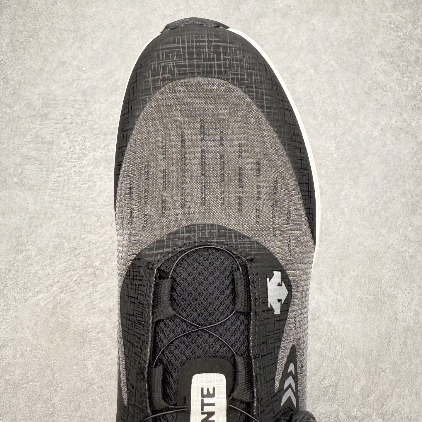 图片[4]-＃HP DESCENTE Enerzite 迪桑特舒适柔软防滑耐磨低帮休闲跑步鞋 DESCENTE（迪桑特）创立于1935年，品牌名取自法语词汇，意为“滑降”。品牌箭头标识代表滑雪的三种技术“高速直线滑行”、“穿越”和“侧滑”，也寓意品牌在打造高端专业运动产品中不断追求完美的创新精神，致力于成为中国高端专业滑雪、综训、女子、铁人三项、高尔夫的第一品牌。尺码：39 40 40.5 41 42 42.5 43 44 44.5 45-选品中心