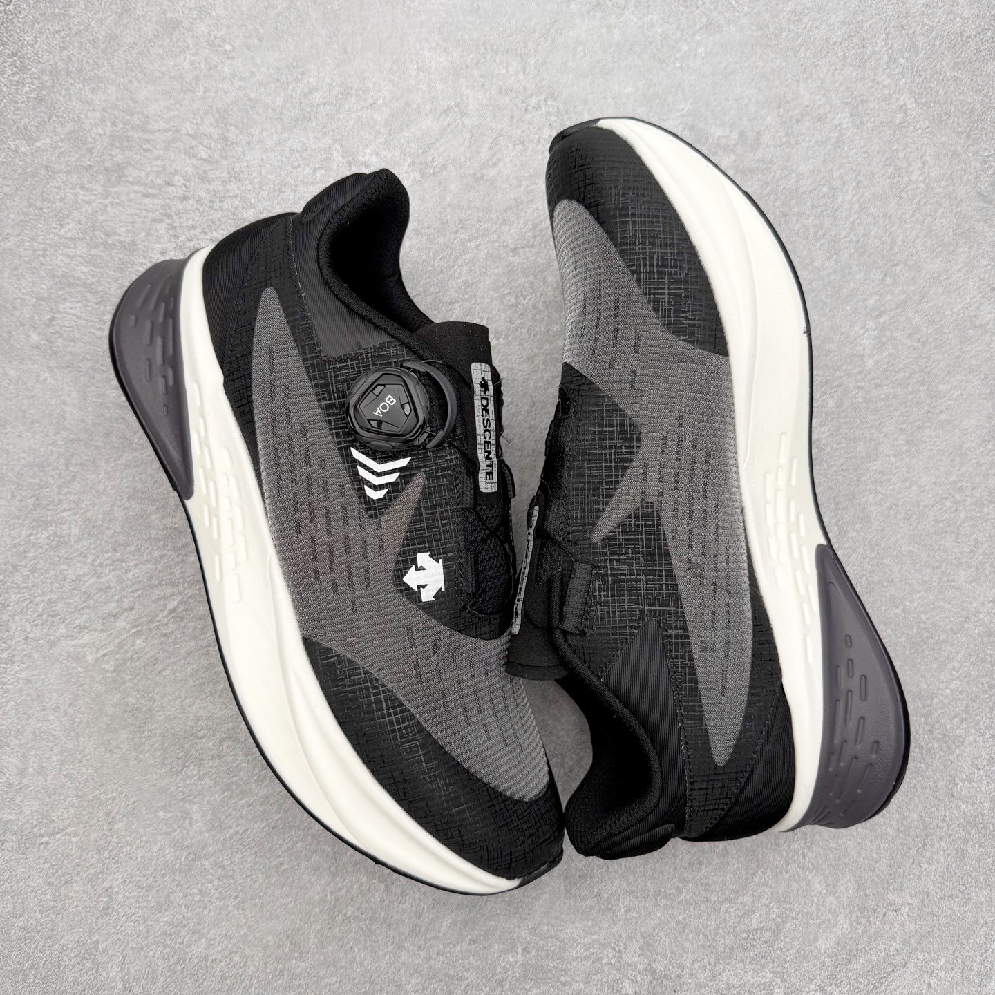 图片[3]-＃HP DESCENTE Enerzite 迪桑特舒适柔软防滑耐磨低帮休闲跑步鞋 DESCENTE（迪桑特）创立于1935年，品牌名取自法语词汇，意为“滑降”。品牌箭头标识代表滑雪的三种技术“高速直线滑行”、“穿越”和“侧滑”，也寓意品牌在打造高端专业运动产品中不断追求完美的创新精神，致力于成为中国高端专业滑雪、综训、女子、铁人三项、高尔夫的第一品牌。尺码：39 40 40.5 41 42 42.5 43 44 44.5 45-选品中心