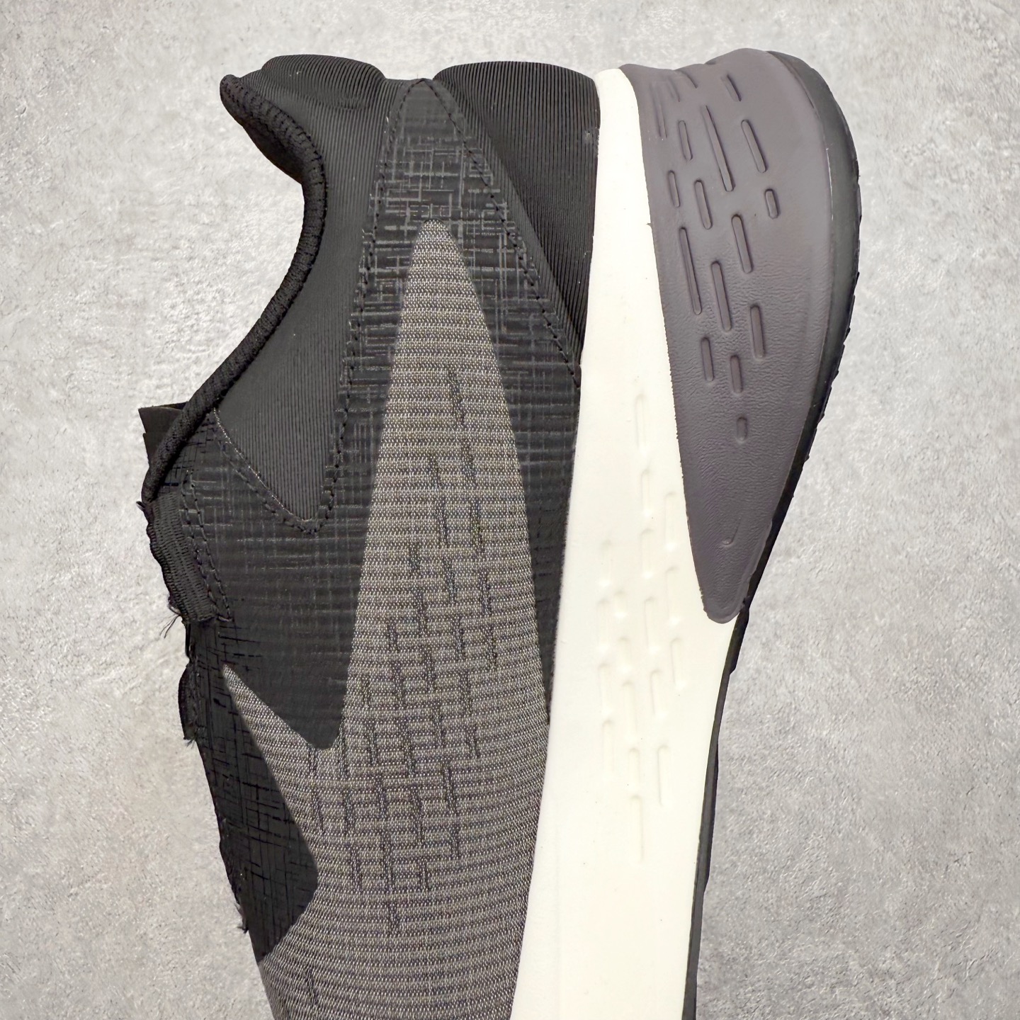 图片[7]-＃HP DESCENTE Enerzite 迪桑特舒适柔软防滑耐磨低帮休闲跑步鞋 DESCENTE（迪桑特）创立于1935年，品牌名取自法语词汇，意为“滑降”。品牌箭头标识代表滑雪的三种技术“高速直线滑行”、“穿越”和“侧滑”，也寓意品牌在打造高端专业运动产品中不断追求完美的创新精神，致力于成为中国高端专业滑雪、综训、女子、铁人三项、高尔夫的第一品牌。尺码：39 40 40.5 41 42 42.5 43 44 44.5 45-选品中心