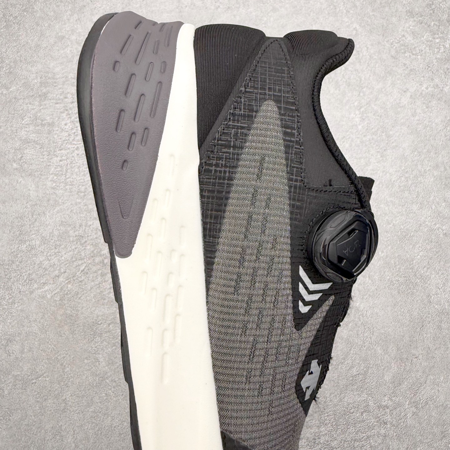 图片[6]-＃HP DESCENTE Enerzite 迪桑特舒适柔软防滑耐磨低帮休闲跑步鞋 DESCENTE（迪桑特）创立于1935年，品牌名取自法语词汇，意为“滑降”。品牌箭头标识代表滑雪的三种技术“高速直线滑行”、“穿越”和“侧滑”，也寓意品牌在打造高端专业运动产品中不断追求完美的创新精神，致力于成为中国高端专业滑雪、综训、女子、铁人三项、高尔夫的第一品牌。尺码：39 40 40.5 41 42 42.5 43 44 44.5 45-选品中心