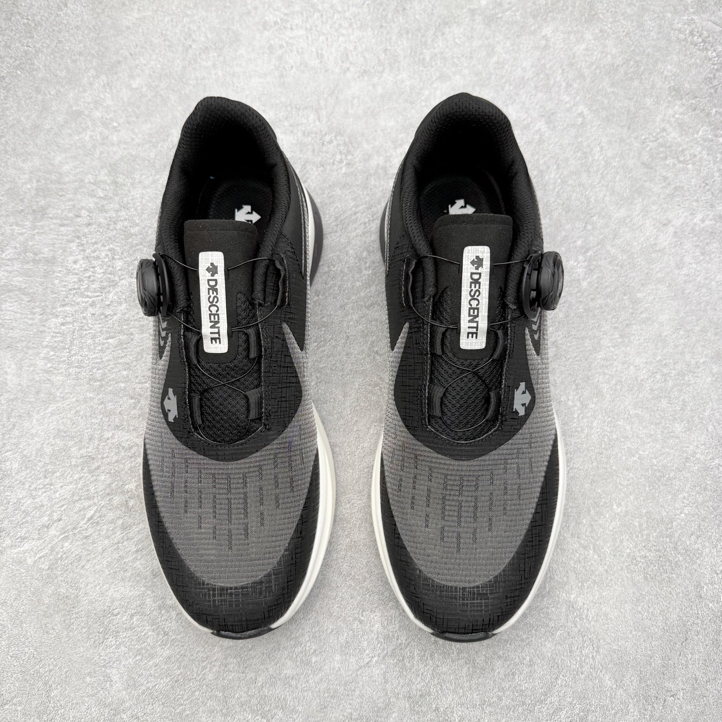 图片[2]-＃HP DESCENTE Enerzite 迪桑特舒适柔软防滑耐磨低帮休闲跑步鞋 DESCENTE（迪桑特）创立于1935年，品牌名取自法语词汇，意为“滑降”。品牌箭头标识代表滑雪的三种技术“高速直线滑行”、“穿越”和“侧滑”，也寓意品牌在打造高端专业运动产品中不断追求完美的创新精神，致力于成为中国高端专业滑雪、综训、女子、铁人三项、高尔夫的第一品牌。尺码：39 40 40.5 41 42 42.5 43 44 44.5 45-选品中心