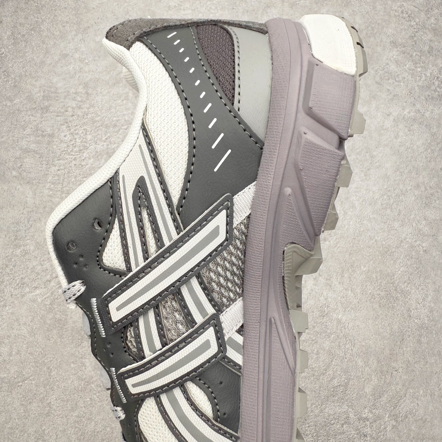 图片[7]-ASICS Gel-Sonoma TR62 出行 百搭通勤减震防滑 低帮 休闲训练跑步鞋 男女同款 ASICS（亚瑟士）是日本实业家鬼冢喜八郎创立的跑鞋运动品牌，名字想法源自著名的拉丁谚语“AnimaSana In Corpore Sano”，意为“健全的精神寓于强健的体魄”。正如其名字的含义，ASICS亚瑟士一直坚信保持身体的健康与活力是打造健康快乐的生活方式的最佳途径。亚瑟士的跑鞋、篮球鞋等系列集专业与美貌于一身，拥有极高的热度。2016年，ASICS在“2016年日本最佳全球品牌”排行榜名列第17名。尺码：36 37 37.5 38 39 39.5 40 40.5 41.5 42 42.5 43.5 44 45-选品中心