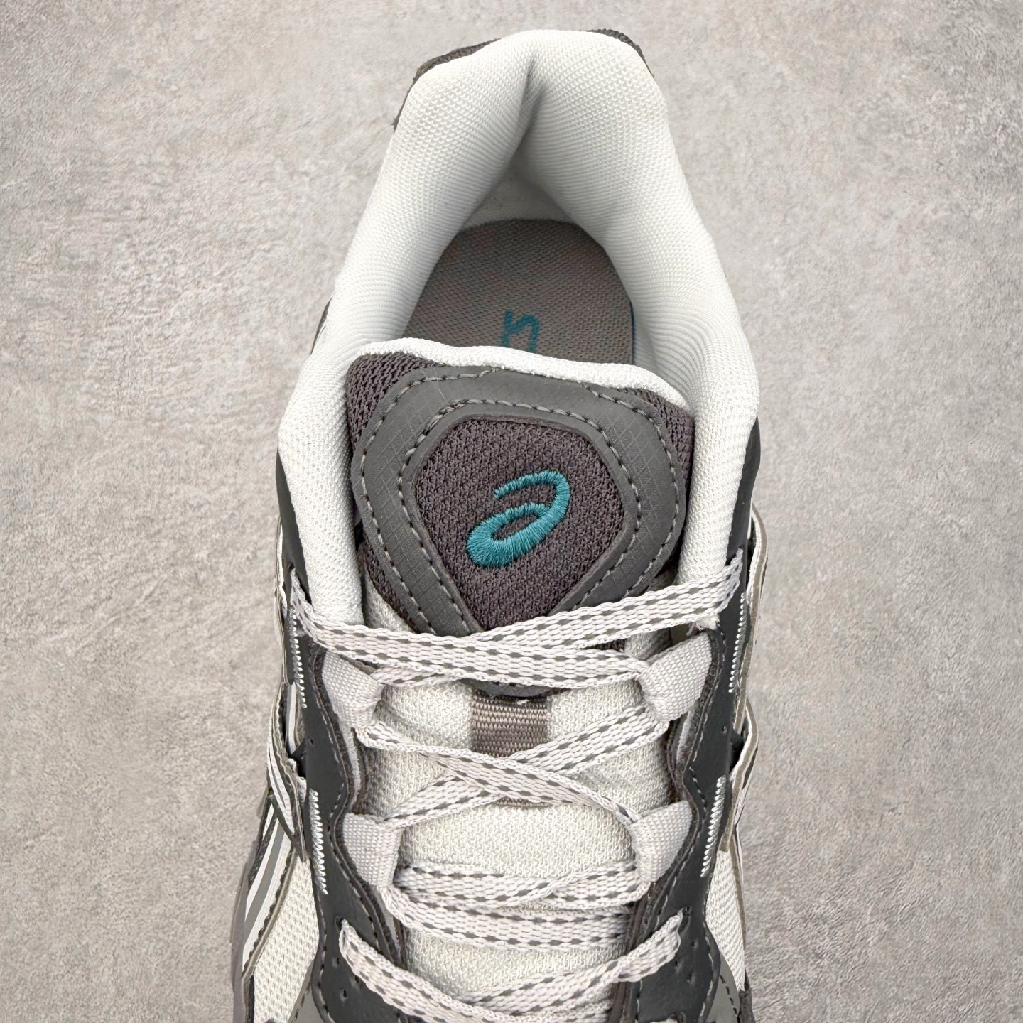 图片[5]-ASICS Gel-Sonoma TR62 出行 百搭通勤减震防滑 低帮 休闲训练跑步鞋 男女同款 ASICS（亚瑟士）是日本实业家鬼冢喜八郎创立的跑鞋运动品牌，名字想法源自著名的拉丁谚语“AnimaSana In Corpore Sano”，意为“健全的精神寓于强健的体魄”。正如其名字的含义，ASICS亚瑟士一直坚信保持身体的健康与活力是打造健康快乐的生活方式的最佳途径。亚瑟士的跑鞋、篮球鞋等系列集专业与美貌于一身，拥有极高的热度。2016年，ASICS在“2016年日本最佳全球品牌”排行榜名列第17名。尺码：36 37 37.5 38 39 39.5 40 40.5 41.5 42 42.5 43.5 44 45-选品中心