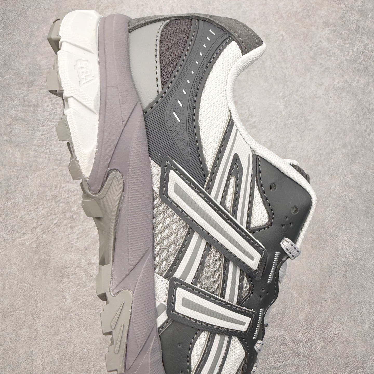 图片[6]-ASICS Gel-Sonoma TR62 出行 百搭通勤减震防滑 低帮 休闲训练跑步鞋 男女同款 ASICS（亚瑟士）是日本实业家鬼冢喜八郎创立的跑鞋运动品牌，名字想法源自著名的拉丁谚语“AnimaSana In Corpore Sano”，意为“健全的精神寓于强健的体魄”。正如其名字的含义，ASICS亚瑟士一直坚信保持身体的健康与活力是打造健康快乐的生活方式的最佳途径。亚瑟士的跑鞋、篮球鞋等系列集专业与美貌于一身，拥有极高的热度。2016年，ASICS在“2016年日本最佳全球品牌”排行榜名列第17名。尺码：36 37 37.5 38 39 39.5 40 40.5 41.5 42 42.5 43.5 44 45-选品中心