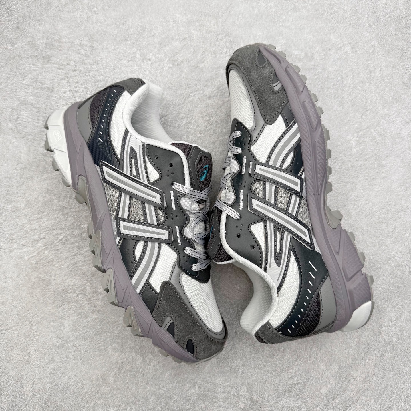 图片[3]-ASICS Gel-Sonoma TR62 出行 百搭通勤减震防滑 低帮 休闲训练跑步鞋 男女同款 ASICS（亚瑟士）是日本实业家鬼冢喜八郎创立的跑鞋运动品牌，名字想法源自著名的拉丁谚语“AnimaSana In Corpore Sano”，意为“健全的精神寓于强健的体魄”。正如其名字的含义，ASICS亚瑟士一直坚信保持身体的健康与活力是打造健康快乐的生活方式的最佳途径。亚瑟士的跑鞋、篮球鞋等系列集专业与美貌于一身，拥有极高的热度。2016年，ASICS在“2016年日本最佳全球品牌”排行榜名列第17名。尺码：36 37 37.5 38 39 39.5 40 40.5 41.5 42 42.5 43.5 44 45-选品中心