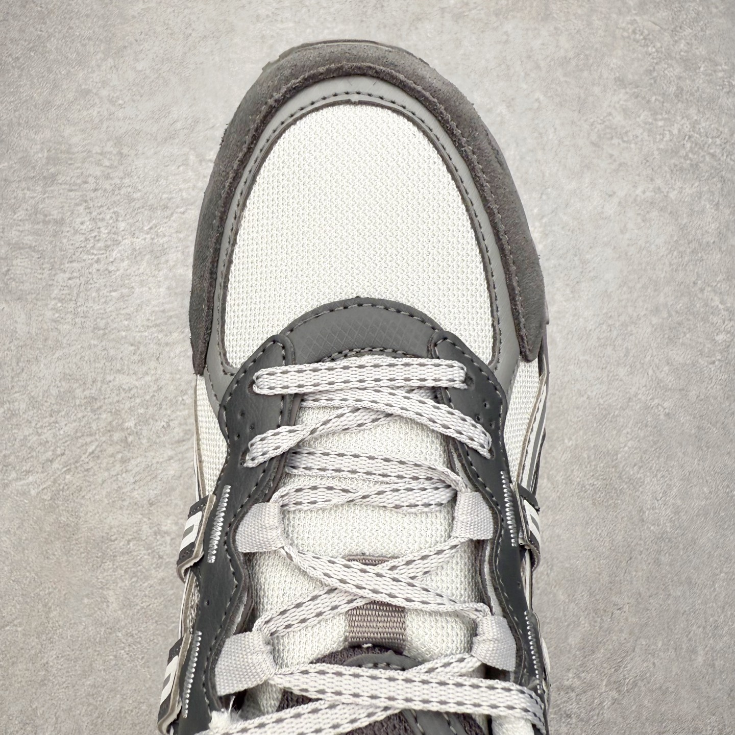 图片[4]-ASICS Gel-Sonoma TR62 出行 百搭通勤减震防滑 低帮 休闲训练跑步鞋 男女同款 ASICS（亚瑟士）是日本实业家鬼冢喜八郎创立的跑鞋运动品牌，名字想法源自著名的拉丁谚语“AnimaSana In Corpore Sano”，意为“健全的精神寓于强健的体魄”。正如其名字的含义，ASICS亚瑟士一直坚信保持身体的健康与活力是打造健康快乐的生活方式的最佳途径。亚瑟士的跑鞋、篮球鞋等系列集专业与美貌于一身，拥有极高的热度。2016年，ASICS在“2016年日本最佳全球品牌”排行榜名列第17名。尺码：36 37 37.5 38 39 39.5 40 40.5 41.5 42 42.5 43.5 44 45-选品中心