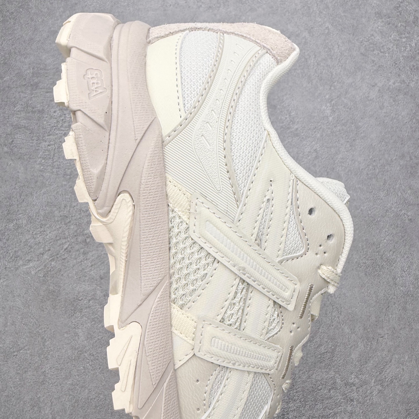 图片[6]-ASICS Gel-Sonoma TR62 出行 百搭通勤减震防滑 低帮 休闲训练跑步鞋 男女同款 ASICS（亚瑟士）是日本实业家鬼冢喜八郎创立的跑鞋运动品牌，名字想法源自著名的拉丁谚语“AnimaSana In Corpore Sano”，意为“健全的精神寓于强健的体魄”。正如其名字的含义，ASICS亚瑟士一直坚信保持身体的健康与活力是打造健康快乐的生活方式的最佳途径。亚瑟士的跑鞋、篮球鞋等系列集专业与美貌于一身，拥有极高的热度。2016年，ASICS在“2016年日本最佳全球品牌”排行榜名列第17名。尺码：36 37 37.5 38 39 39.5 40 40.5 41.5 42 42.5 43.5 44 45-选品中心