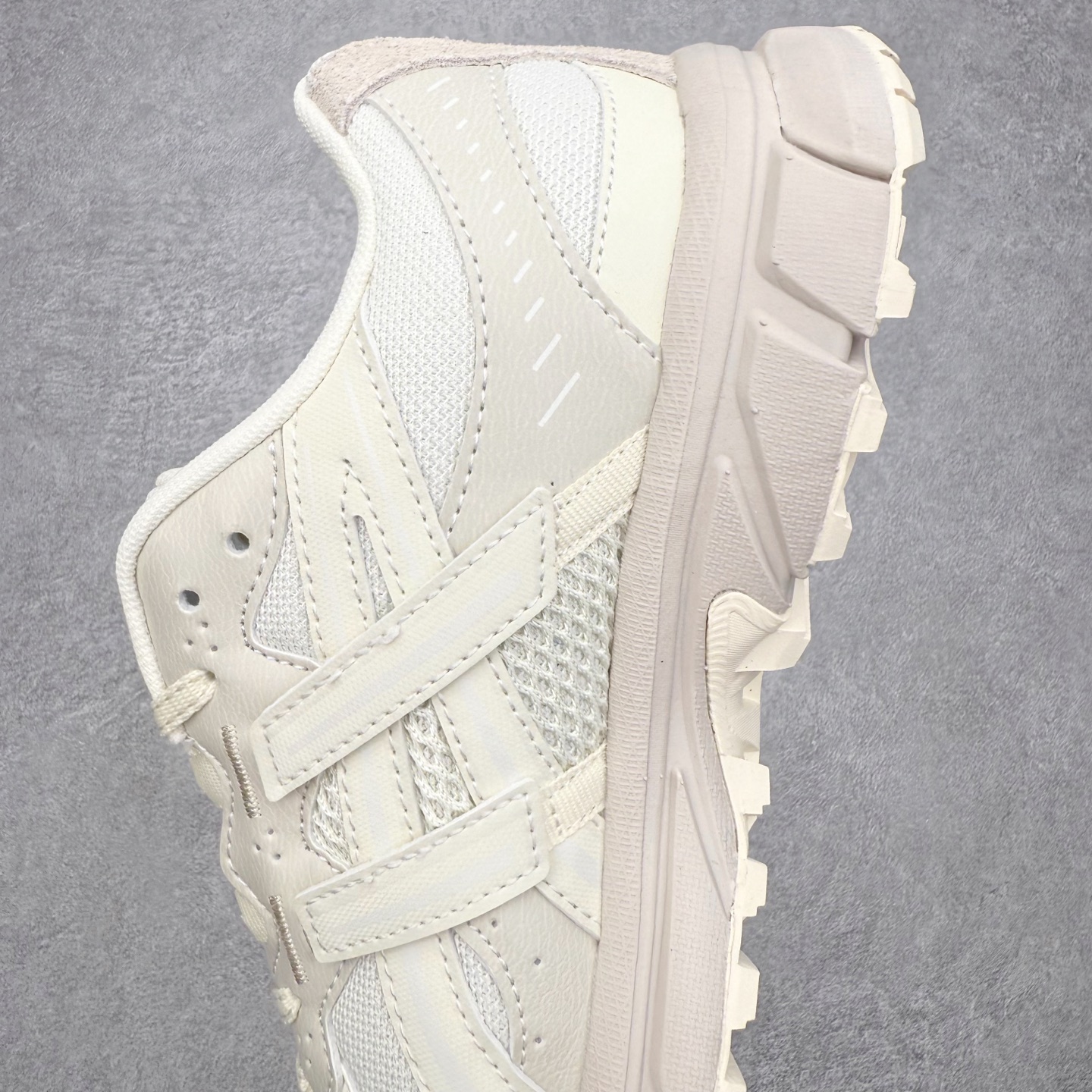 图片[7]-ASICS Gel-Sonoma TR62 出行 百搭通勤减震防滑 低帮 休闲训练跑步鞋 男女同款 ASICS（亚瑟士）是日本实业家鬼冢喜八郎创立的跑鞋运动品牌，名字想法源自著名的拉丁谚语“AnimaSana In Corpore Sano”，意为“健全的精神寓于强健的体魄”。正如其名字的含义，ASICS亚瑟士一直坚信保持身体的健康与活力是打造健康快乐的生活方式的最佳途径。亚瑟士的跑鞋、篮球鞋等系列集专业与美貌于一身，拥有极高的热度。2016年，ASICS在“2016年日本最佳全球品牌”排行榜名列第17名。尺码：36 37 37.5 38 39 39.5 40 40.5 41.5 42 42.5 43.5 44 45-选品中心