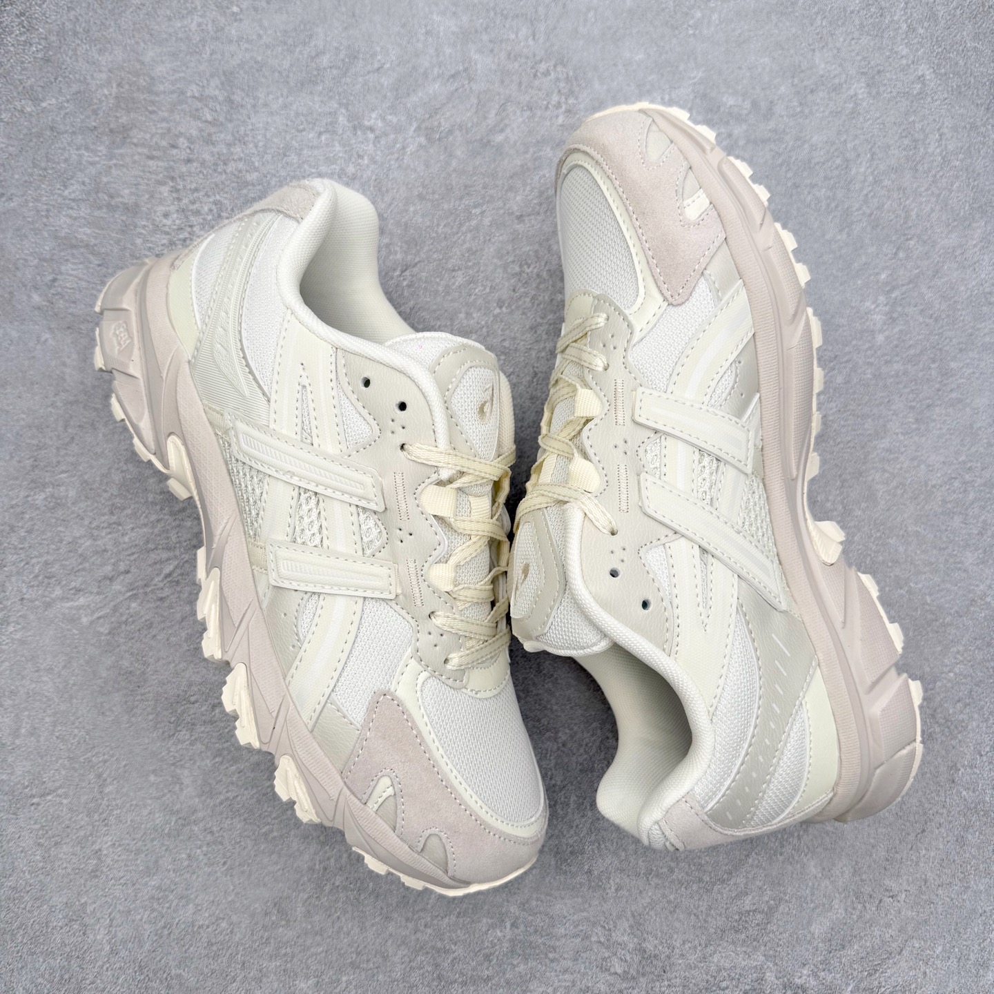 图片[3]-ASICS Gel-Sonoma TR62 出行 百搭通勤减震防滑 低帮 休闲训练跑步鞋 男女同款 ASICS（亚瑟士）是日本实业家鬼冢喜八郎创立的跑鞋运动品牌，名字想法源自著名的拉丁谚语“AnimaSana In Corpore Sano”，意为“健全的精神寓于强健的体魄”。正如其名字的含义，ASICS亚瑟士一直坚信保持身体的健康与活力是打造健康快乐的生活方式的最佳途径。亚瑟士的跑鞋、篮球鞋等系列集专业与美貌于一身，拥有极高的热度。2016年，ASICS在“2016年日本最佳全球品牌”排行榜名列第17名。尺码：36 37 37.5 38 39 39.5 40 40.5 41.5 42 42.5 43.5 44 45-选品中心