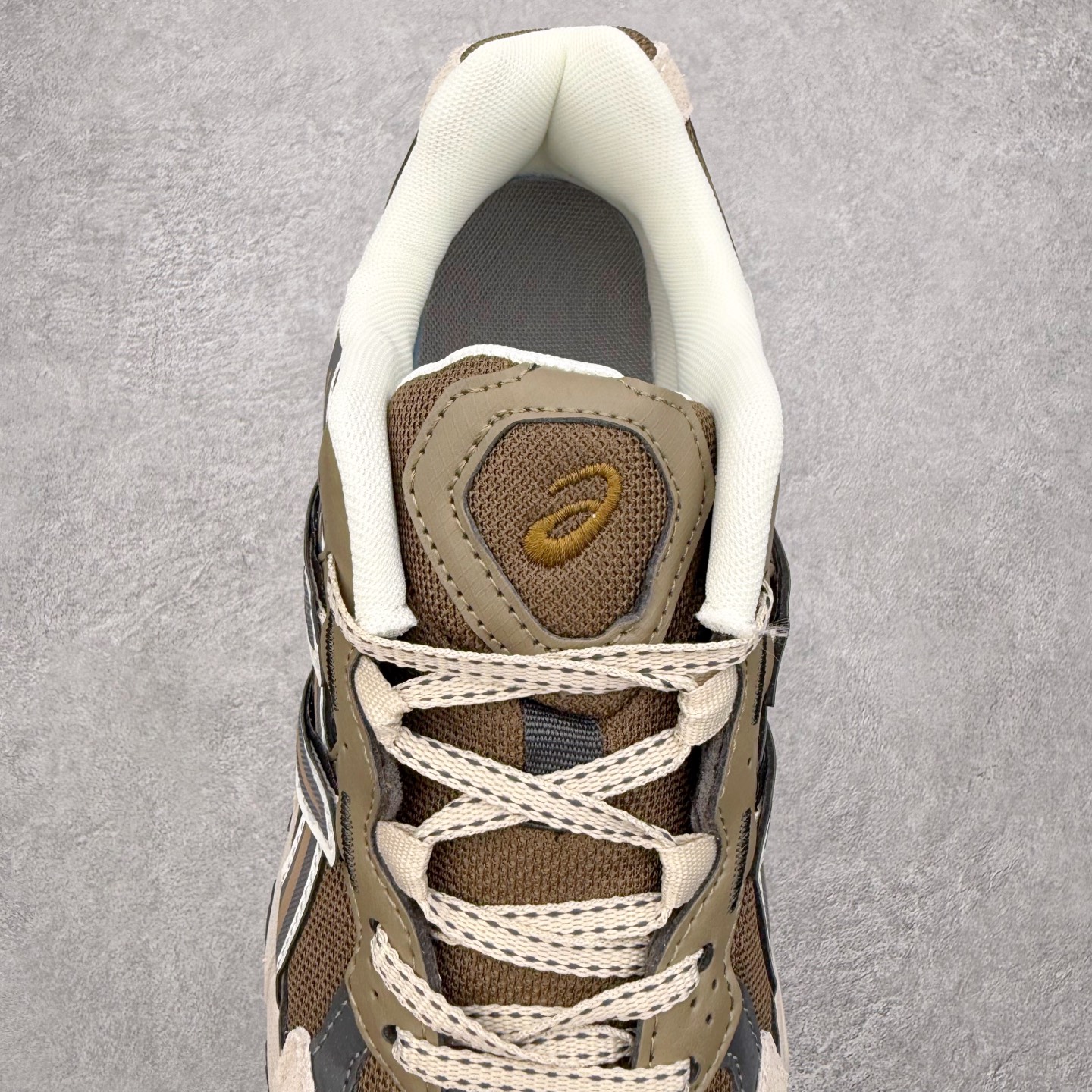 图片[5]-ASICS Gel-Sonoma TR62 出行 百搭通勤减震防滑 低帮 休闲训练跑步鞋 男女同款 ASICS（亚瑟士）是日本实业家鬼冢喜八郎创立的跑鞋运动品牌，名字想法源自著名的拉丁谚语“AnimaSana In Corpore Sano”，意为“健全的精神寓于强健的体魄”。正如其名字的含义，ASICS亚瑟士一直坚信保持身体的健康与活力是打造健康快乐的生活方式的最佳途径。亚瑟士的跑鞋、篮球鞋等系列集专业与美貌于一身，拥有极高的热度。2016年，ASICS在“2016年日本最佳全球品牌”排行榜名列第17名。尺码：36 37 37.5 38 39 39.5 40 40.5 41.5 42 42.5 43.5 44 45-选品中心