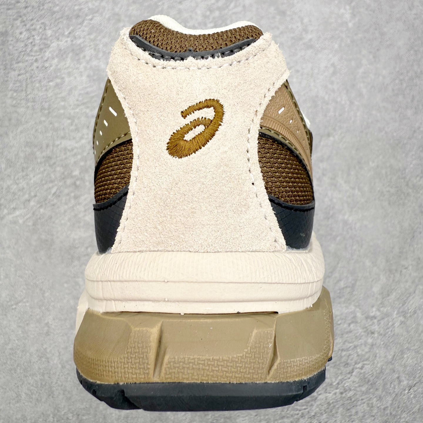 图片[8]-ASICS Gel-Sonoma TR62 出行 百搭通勤减震防滑 低帮 休闲训练跑步鞋 男女同款 ASICS（亚瑟士）是日本实业家鬼冢喜八郎创立的跑鞋运动品牌，名字想法源自著名的拉丁谚语“AnimaSana In Corpore Sano”，意为“健全的精神寓于强健的体魄”。正如其名字的含义，ASICS亚瑟士一直坚信保持身体的健康与活力是打造健康快乐的生活方式的最佳途径。亚瑟士的跑鞋、篮球鞋等系列集专业与美貌于一身，拥有极高的热度。2016年，ASICS在“2016年日本最佳全球品牌”排行榜名列第17名。尺码：36 37 37.5 38 39 39.5 40 40.5 41.5 42 42.5 43.5 44 45-选品中心