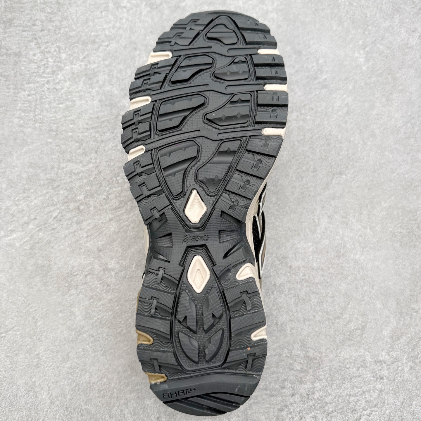 图片[9]-ASICS Gel-Sonoma TR62 出行 百搭通勤减震防滑 低帮 休闲训练跑步鞋 男女同款 ASICS（亚瑟士）是日本实业家鬼冢喜八郎创立的跑鞋运动品牌，名字想法源自著名的拉丁谚语“AnimaSana In Corpore Sano”，意为“健全的精神寓于强健的体魄”。正如其名字的含义，ASICS亚瑟士一直坚信保持身体的健康与活力是打造健康快乐的生活方式的最佳途径。亚瑟士的跑鞋、篮球鞋等系列集专业与美貌于一身，拥有极高的热度。2016年，ASICS在“2016年日本最佳全球品牌”排行榜名列第17名。尺码：36 37 37.5 38 39 39.5 40 40.5 41.5 42 42.5 43.5 44 45-选品中心