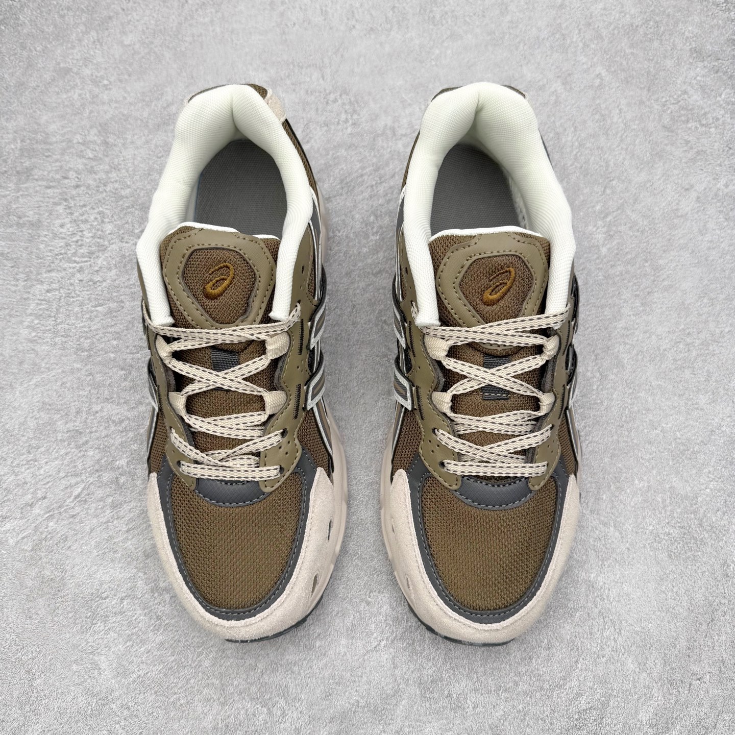 图片[2]-ASICS Gel-Sonoma TR62 出行 百搭通勤减震防滑 低帮 休闲训练跑步鞋 男女同款 ASICS（亚瑟士）是日本实业家鬼冢喜八郎创立的跑鞋运动品牌，名字想法源自著名的拉丁谚语“AnimaSana In Corpore Sano”，意为“健全的精神寓于强健的体魄”。正如其名字的含义，ASICS亚瑟士一直坚信保持身体的健康与活力是打造健康快乐的生活方式的最佳途径。亚瑟士的跑鞋、篮球鞋等系列集专业与美貌于一身，拥有极高的热度。2016年，ASICS在“2016年日本最佳全球品牌”排行榜名列第17名。尺码：36 37 37.5 38 39 39.5 40 40.5 41.5 42 42.5 43.5 44 45-选品中心