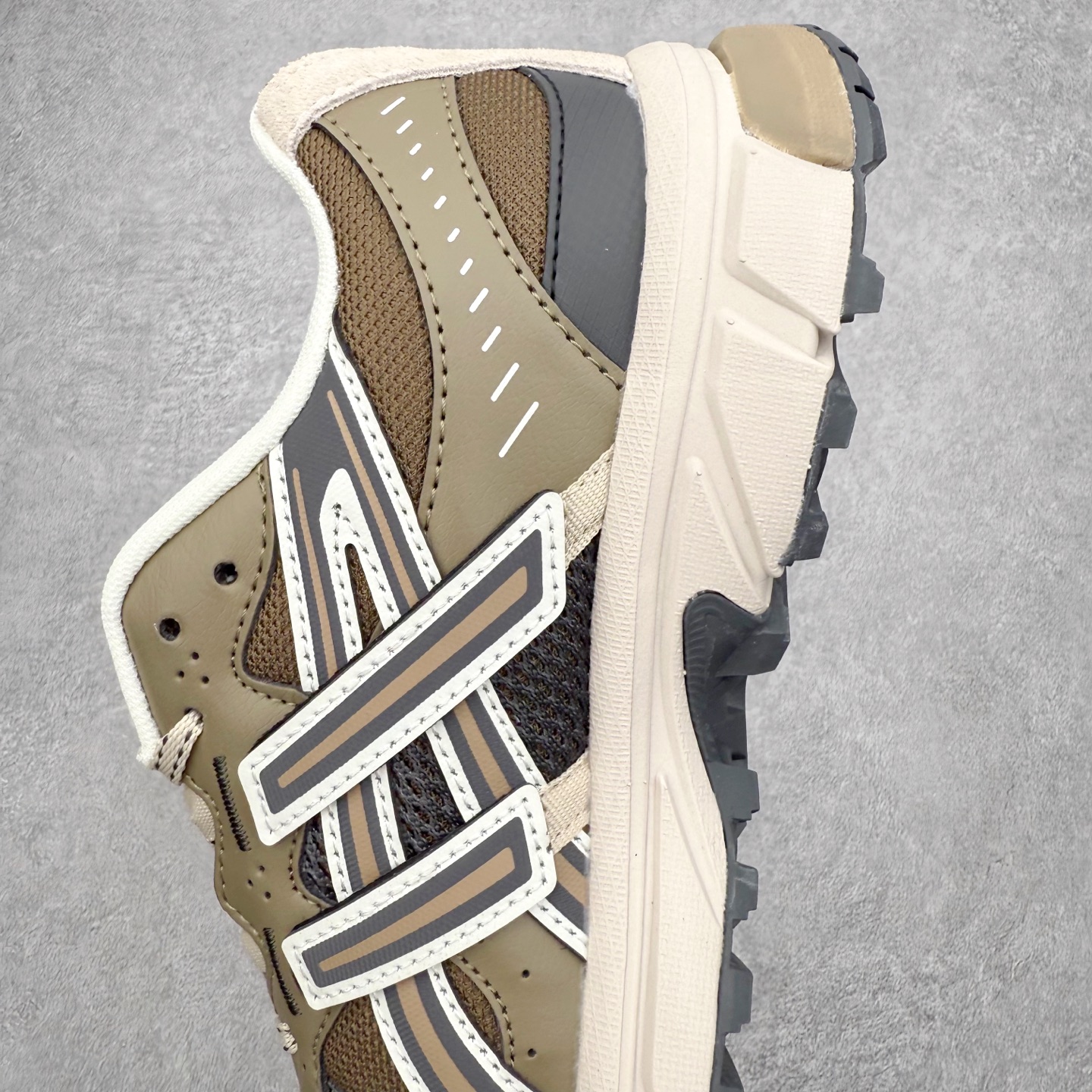 图片[7]-ASICS Gel-Sonoma TR62 出行 百搭通勤减震防滑 低帮 休闲训练跑步鞋 男女同款 ASICS（亚瑟士）是日本实业家鬼冢喜八郎创立的跑鞋运动品牌，名字想法源自著名的拉丁谚语“AnimaSana In Corpore Sano”，意为“健全的精神寓于强健的体魄”。正如其名字的含义，ASICS亚瑟士一直坚信保持身体的健康与活力是打造健康快乐的生活方式的最佳途径。亚瑟士的跑鞋、篮球鞋等系列集专业与美貌于一身，拥有极高的热度。2016年，ASICS在“2016年日本最佳全球品牌”排行榜名列第17名。尺码：36 37 37.5 38 39 39.5 40 40.5 41.5 42 42.5 43.5 44 45-选品中心