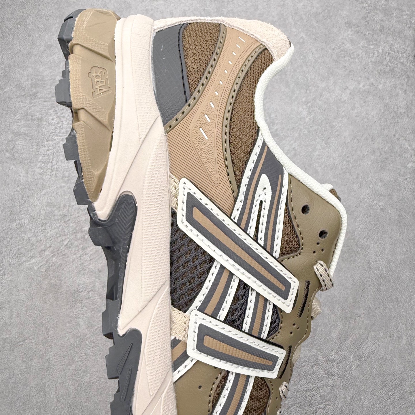 图片[6]-ASICS Gel-Sonoma TR62 出行 百搭通勤减震防滑 低帮 休闲训练跑步鞋 男女同款 ASICS（亚瑟士）是日本实业家鬼冢喜八郎创立的跑鞋运动品牌，名字想法源自著名的拉丁谚语“AnimaSana In Corpore Sano”，意为“健全的精神寓于强健的体魄”。正如其名字的含义，ASICS亚瑟士一直坚信保持身体的健康与活力是打造健康快乐的生活方式的最佳途径。亚瑟士的跑鞋、篮球鞋等系列集专业与美貌于一身，拥有极高的热度。2016年，ASICS在“2016年日本最佳全球品牌”排行榜名列第17名。尺码：36 37 37.5 38 39 39.5 40 40.5 41.5 42 42.5 43.5 44 45-选品中心