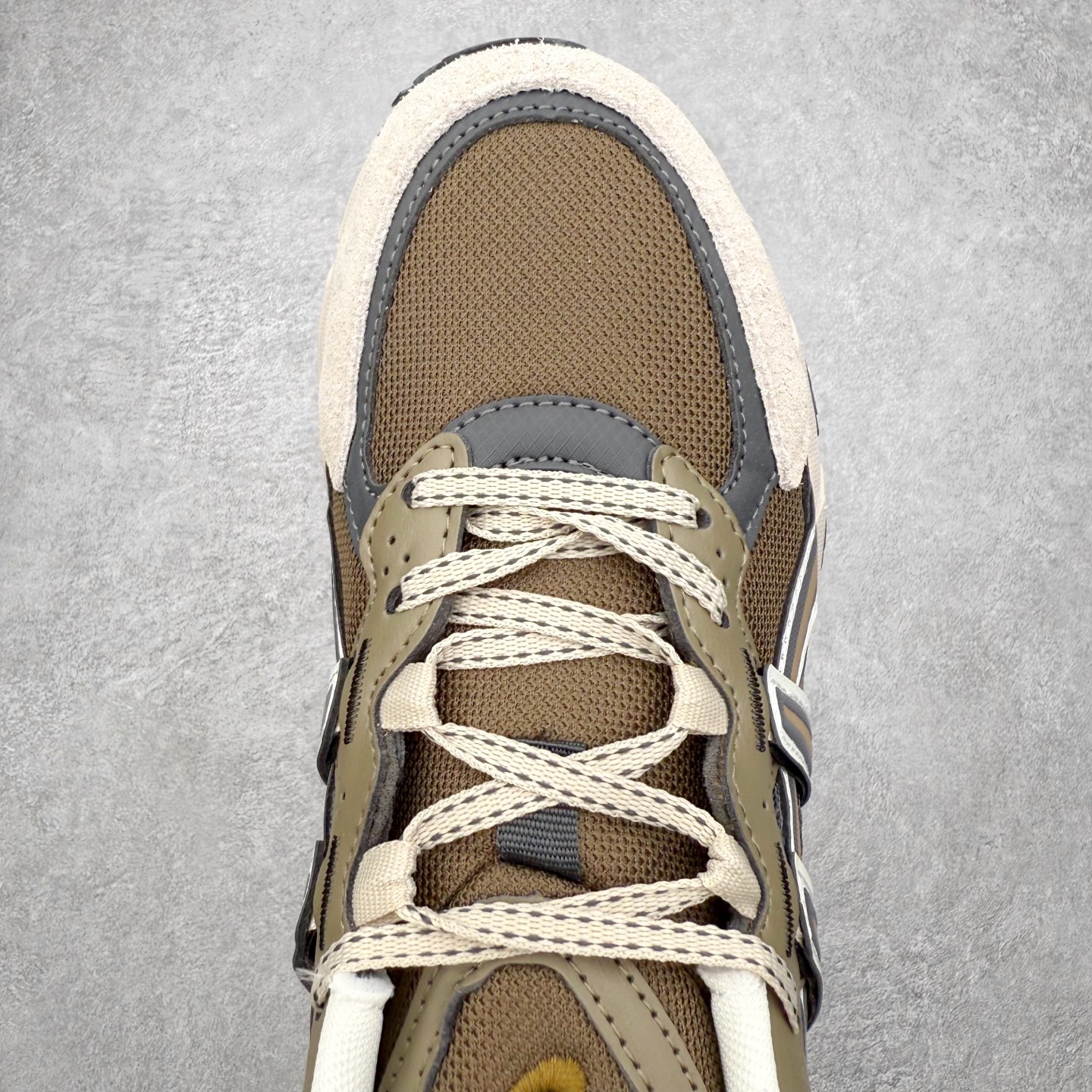 图片[4]-ASICS Gel-Sonoma TR62 出行 百搭通勤减震防滑 低帮 休闲训练跑步鞋 男女同款 ASICS（亚瑟士）是日本实业家鬼冢喜八郎创立的跑鞋运动品牌，名字想法源自著名的拉丁谚语“AnimaSana In Corpore Sano”，意为“健全的精神寓于强健的体魄”。正如其名字的含义，ASICS亚瑟士一直坚信保持身体的健康与活力是打造健康快乐的生活方式的最佳途径。亚瑟士的跑鞋、篮球鞋等系列集专业与美貌于一身，拥有极高的热度。2016年，ASICS在“2016年日本最佳全球品牌”排行榜名列第17名。尺码：36 37 37.5 38 39 39.5 40 40.5 41.5 42 42.5 43.5 44 45-选品中心