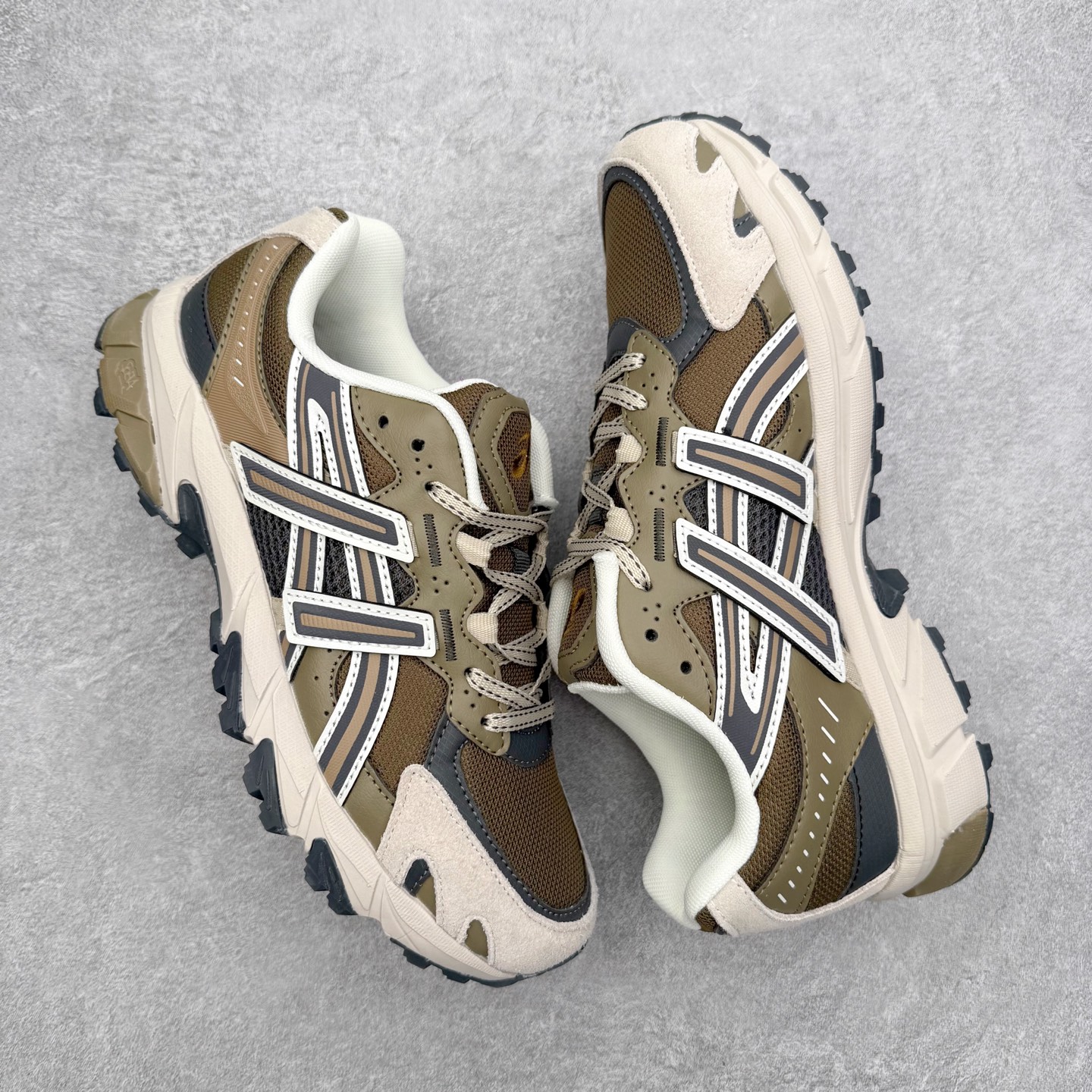 图片[3]-ASICS Gel-Sonoma TR62 出行 百搭通勤减震防滑 低帮 休闲训练跑步鞋 男女同款 ASICS（亚瑟士）是日本实业家鬼冢喜八郎创立的跑鞋运动品牌，名字想法源自著名的拉丁谚语“AnimaSana In Corpore Sano”，意为“健全的精神寓于强健的体魄”。正如其名字的含义，ASICS亚瑟士一直坚信保持身体的健康与活力是打造健康快乐的生活方式的最佳途径。亚瑟士的跑鞋、篮球鞋等系列集专业与美貌于一身，拥有极高的热度。2016年，ASICS在“2016年日本最佳全球品牌”排行榜名列第17名。尺码：36 37 37.5 38 39 39.5 40 40.5 41.5 42 42.5 43.5 44 45-选品中心